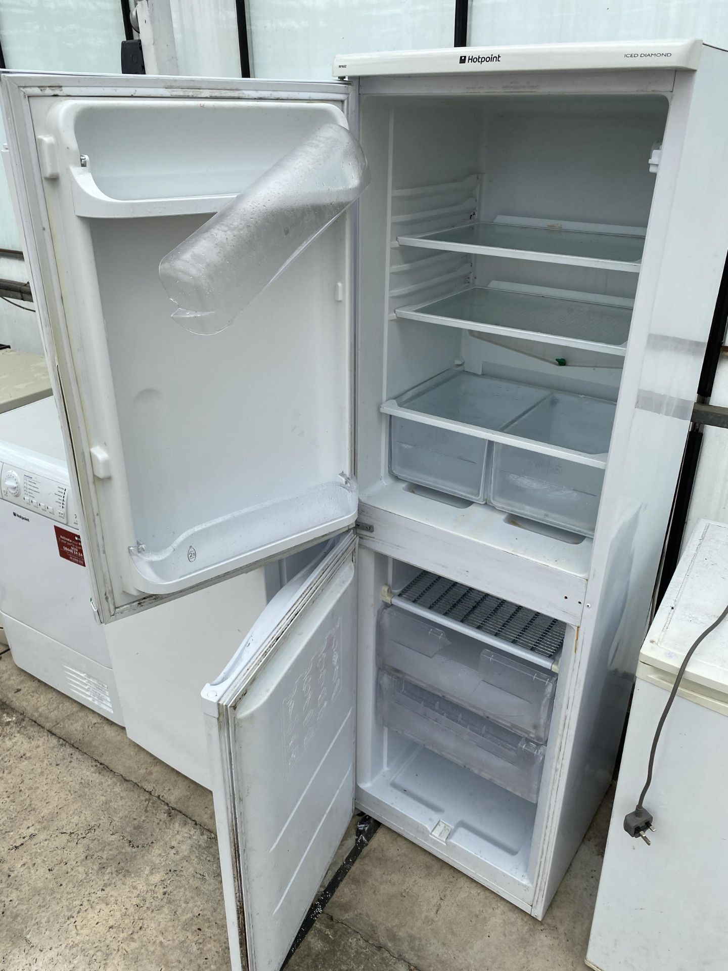 A WHITE HOTPOINT ICED DIAMOND UPRIGHT FRIDGE FREEZER - Bild 2 aus 2