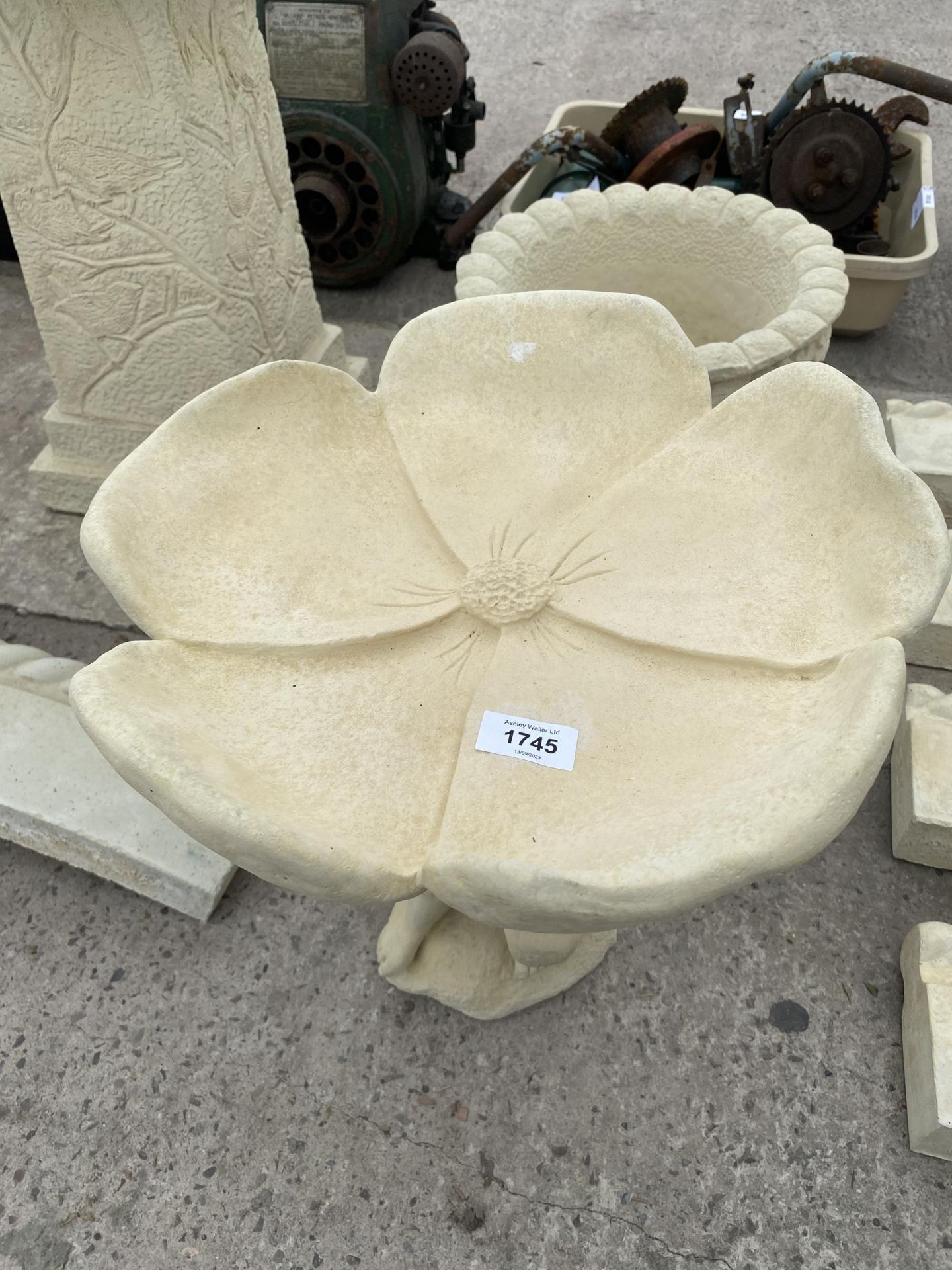 AN AS NEW EX DISPLAY CONCRETE SMALL BIRDBATH *PLEASE NOTE VAT TO BE PAID ON THIS ITEM* - Image 3 of 4