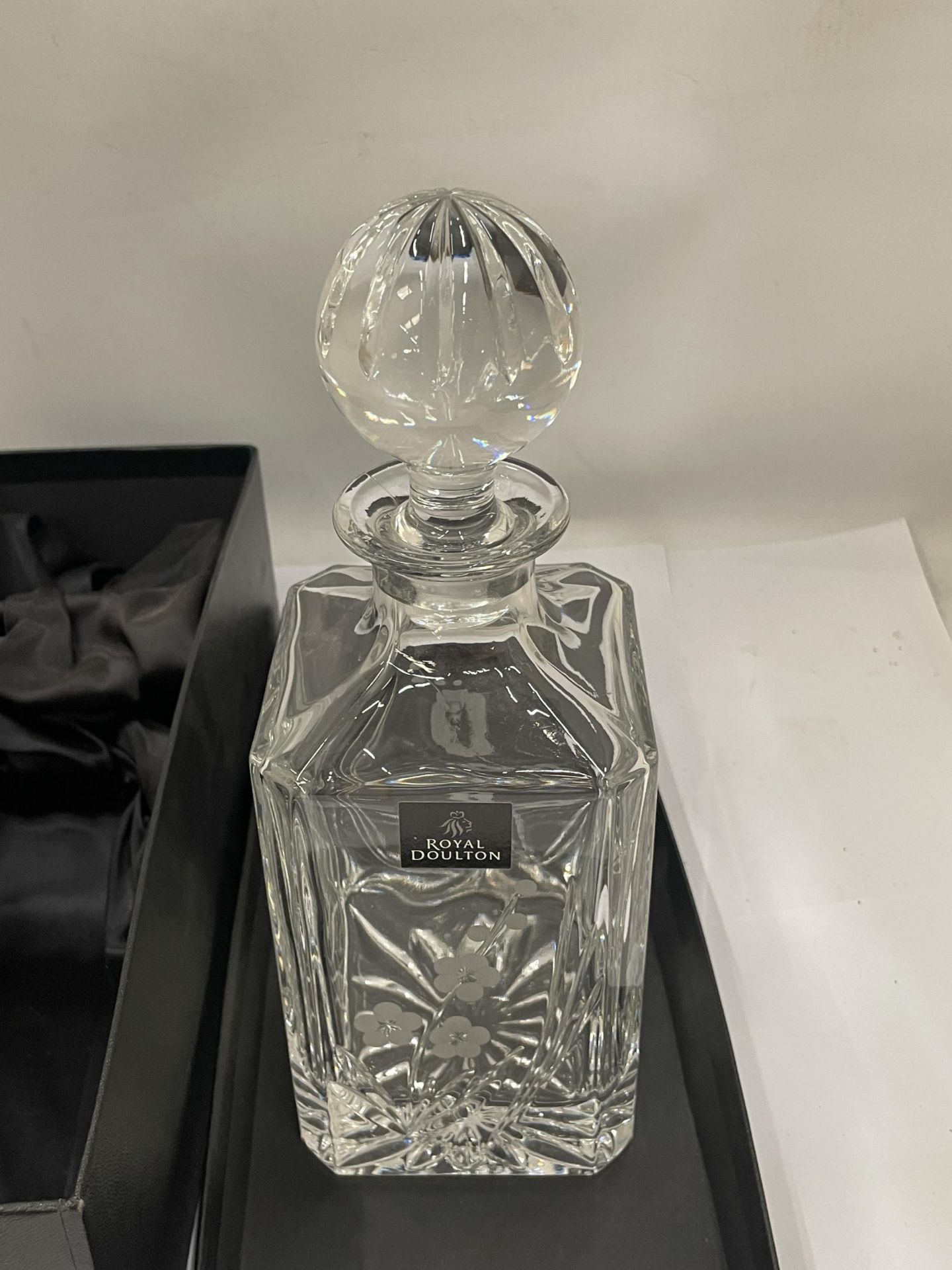 A BOXED ROYAL DOULTON GLASS DECANTER WITH ETCHED FLORAL DESIGN - Image 4 of 4