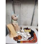 A MIXED LOT TO INCLUDE A CHILD'S TEASET, A BOOMERANG, CARS, A LARGE GLASS VASE, LARGE CAT MODEL, ETC