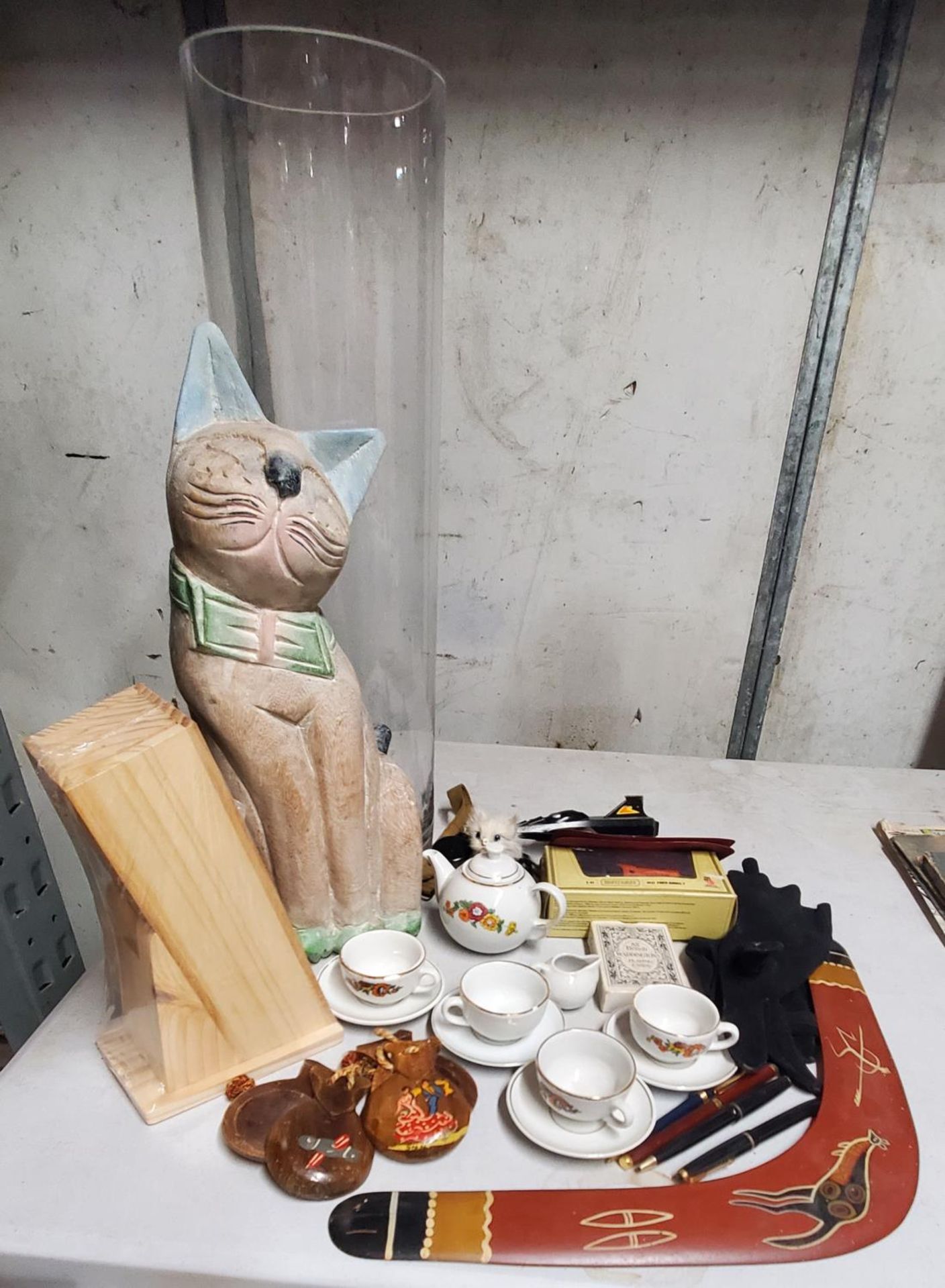 A MIXED LOT TO INCLUDE A CHILD'S TEASET, A BOOMERANG, CARS, A LARGE GLASS VASE, LARGE CAT MODEL, ETC