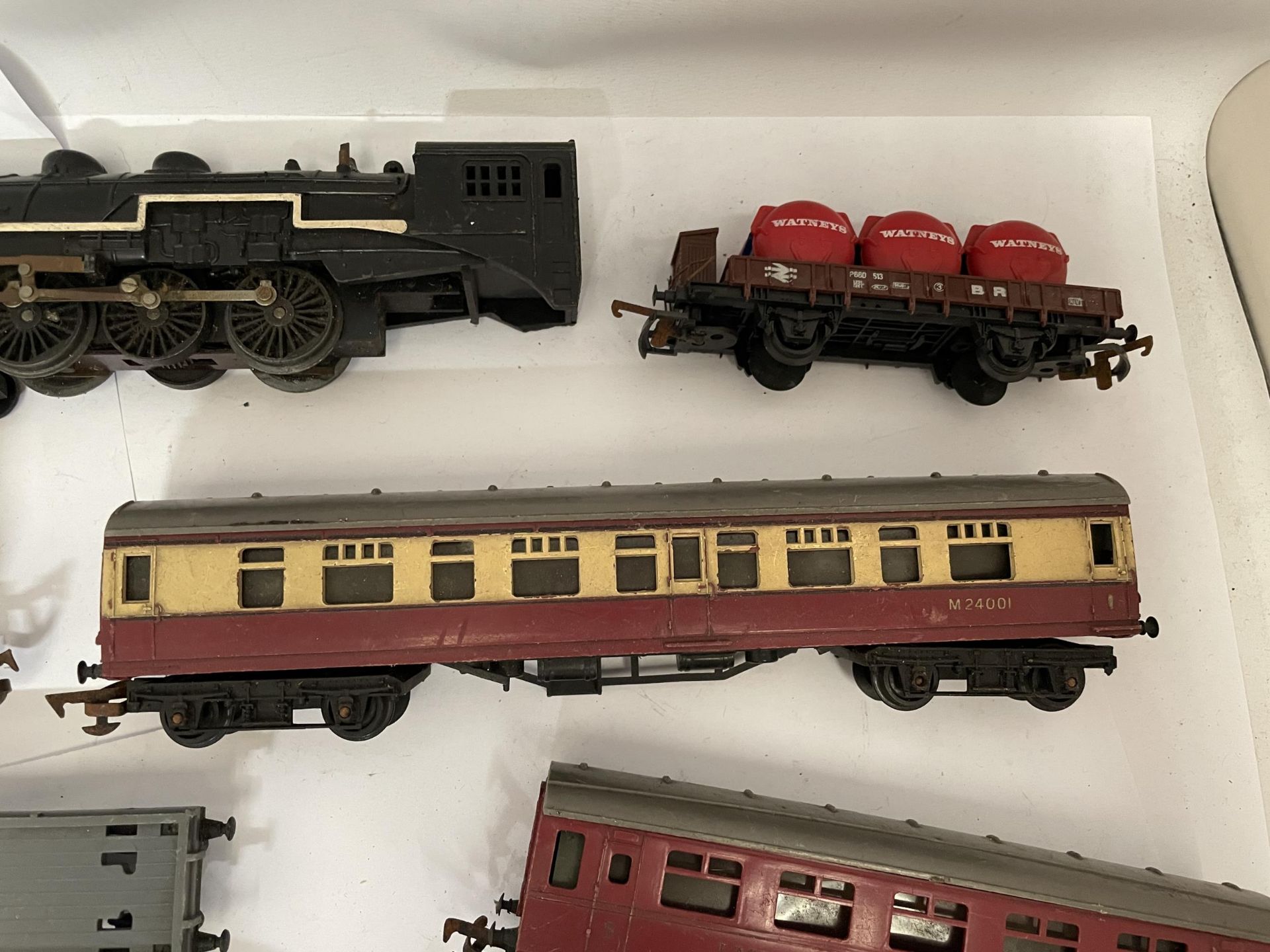 A TRI-ANG 1960'S MODEL RAILWAY TO INCLUDE TRACK, TWO LOCOMOTIVES, CARRIAGES, ETC PLUS A BOXED - Image 3 of 3