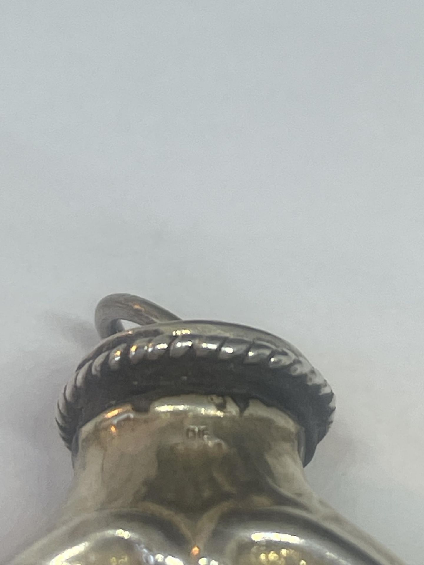 A DECORATIVE MARKED SILVER MOUNTED BOTTLE PENDANT - Image 3 of 3