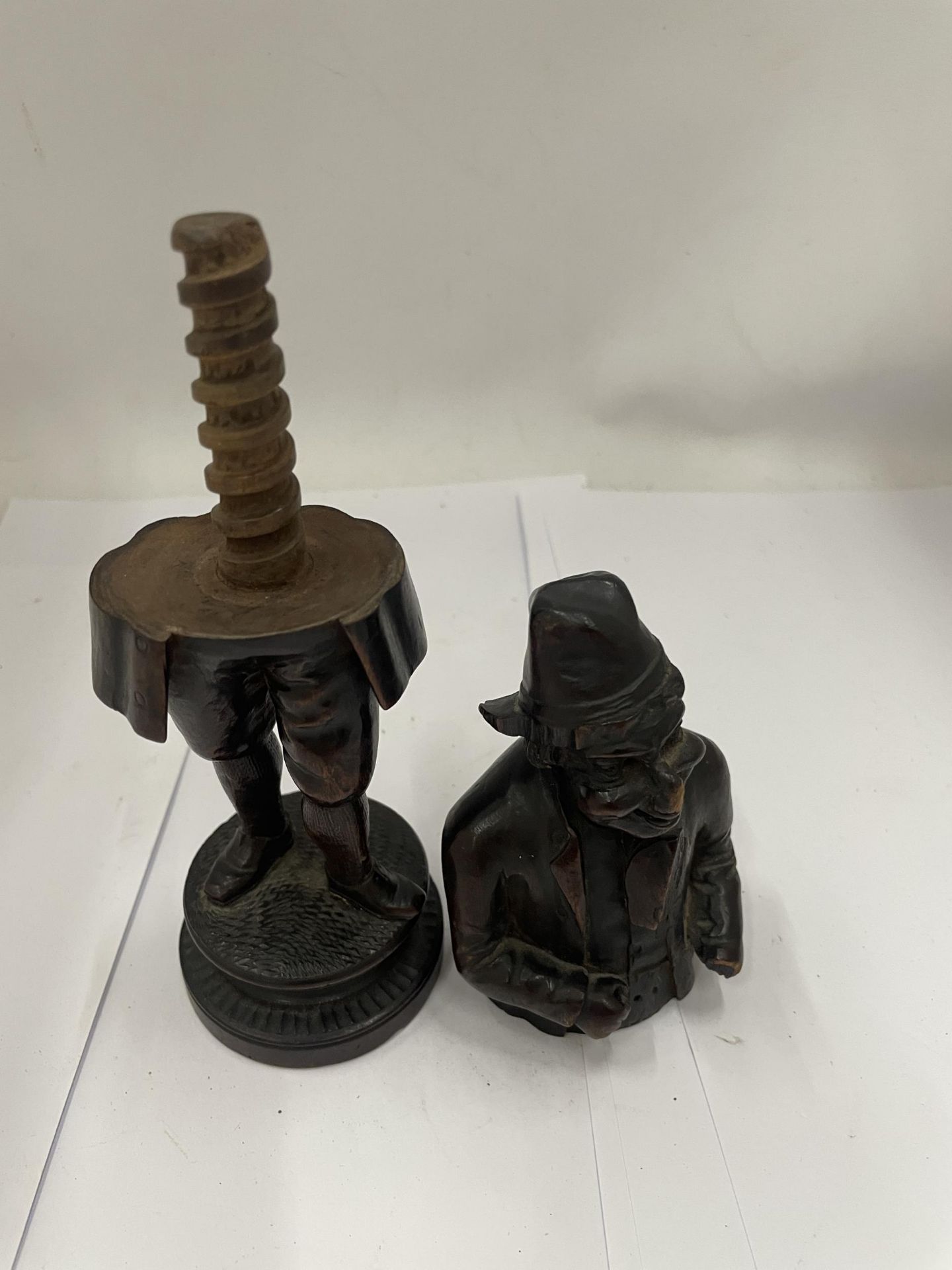 A 19TH CENTURY WOODEN FIGURAL NUTCRACKER FIGURE - Image 3 of 4