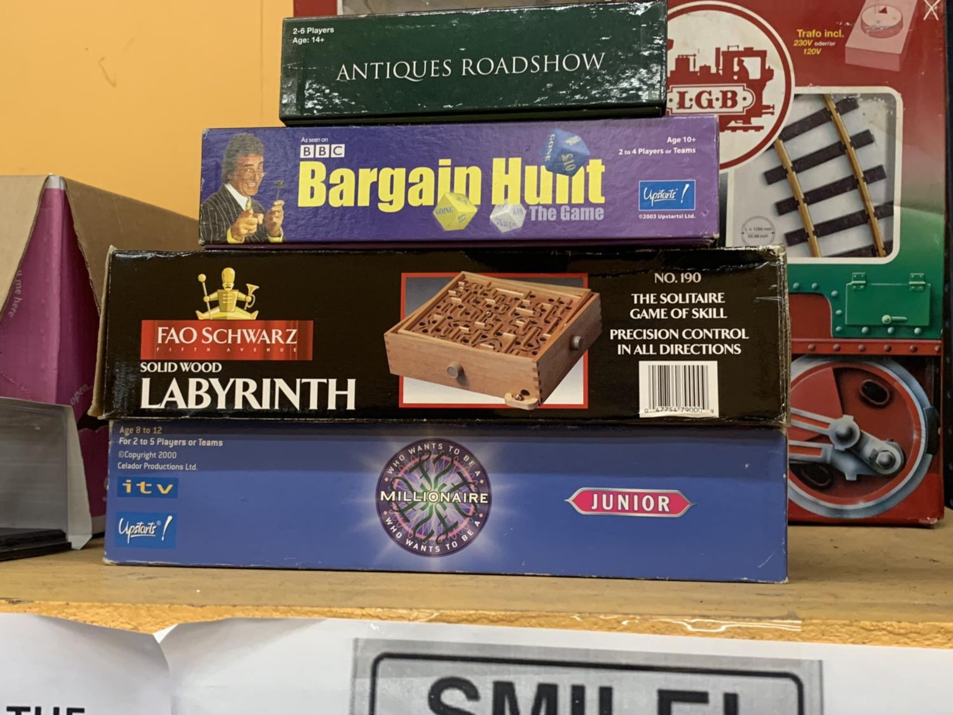 A QUANTITY OF BOARD GAMES TO INCLUDE BARGAIN HUNT, ANTIQUES ROADSHAW, JUNIOR WHO WANTS TO BE A