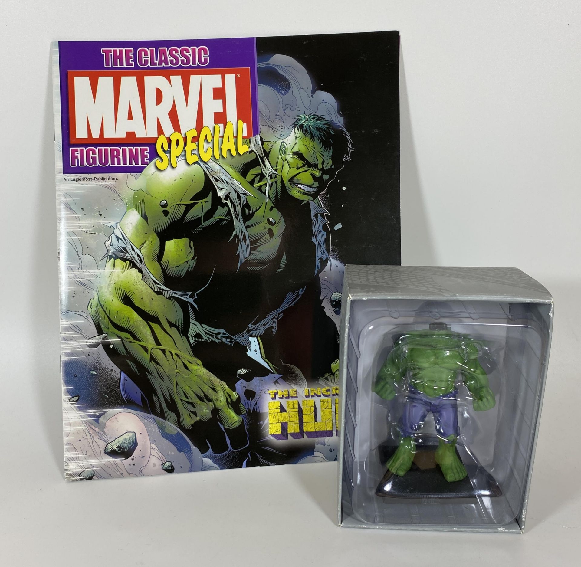 A MARVEL CLASSIC LEAD SPECIAL COLLECTORS FIGURE - HULK WITH MAGAZINE