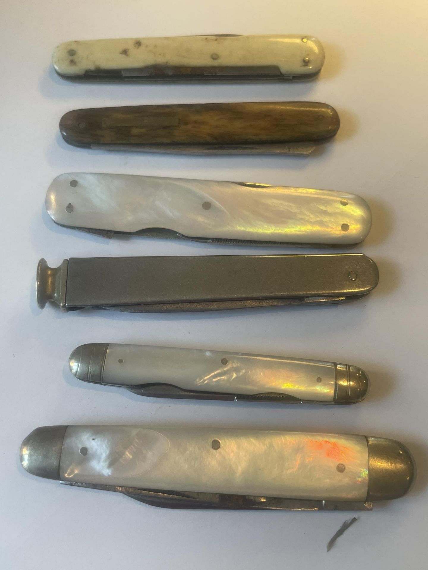 SIX VARIOUS PEN KNIVES TI INCLUDE MOTHER OF PEARL EXAMPLES - Image 4 of 4