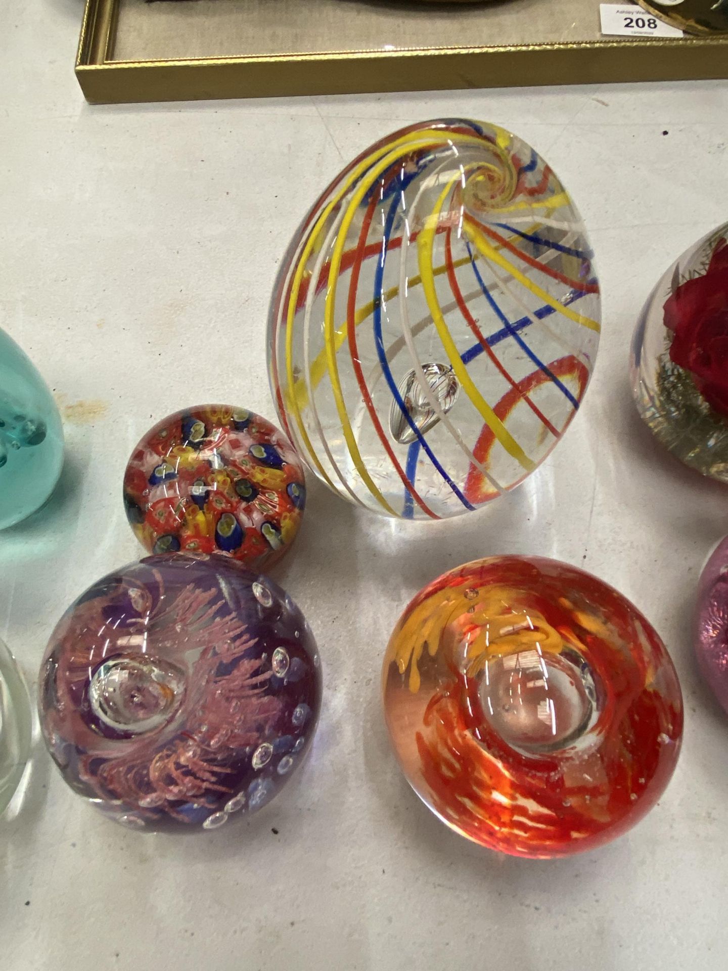 A COLLECTION OF GLASS PAPERWEIGHTS TO INCLUDE CAITHNESS - 10 IN TOTAL - Image 4 of 4
