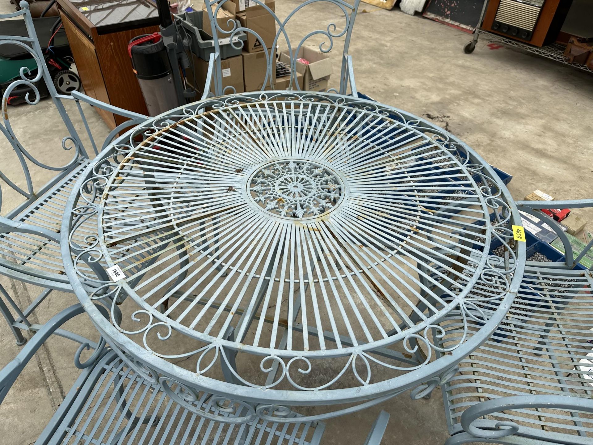 A METAL GARDEN TABLE AND FOUR FOLDING CARVER CHAIRS - Bild 2 aus 5