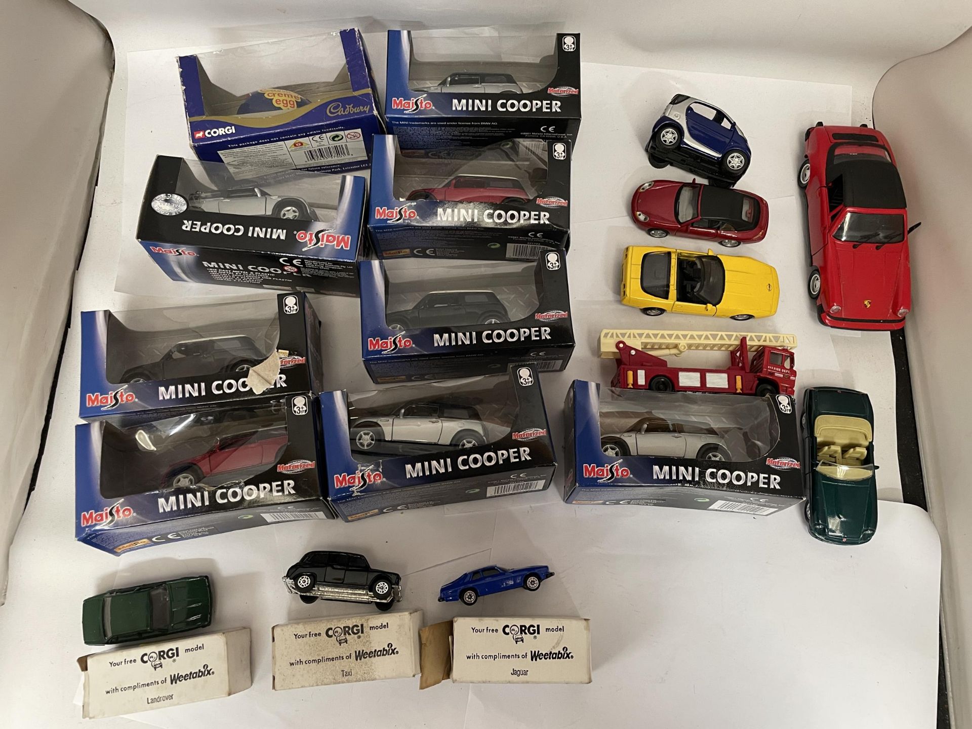 TWELVE BOXED AND SIX UNBOXED DIE-CAST CARS TO INCLUDE MAISTO