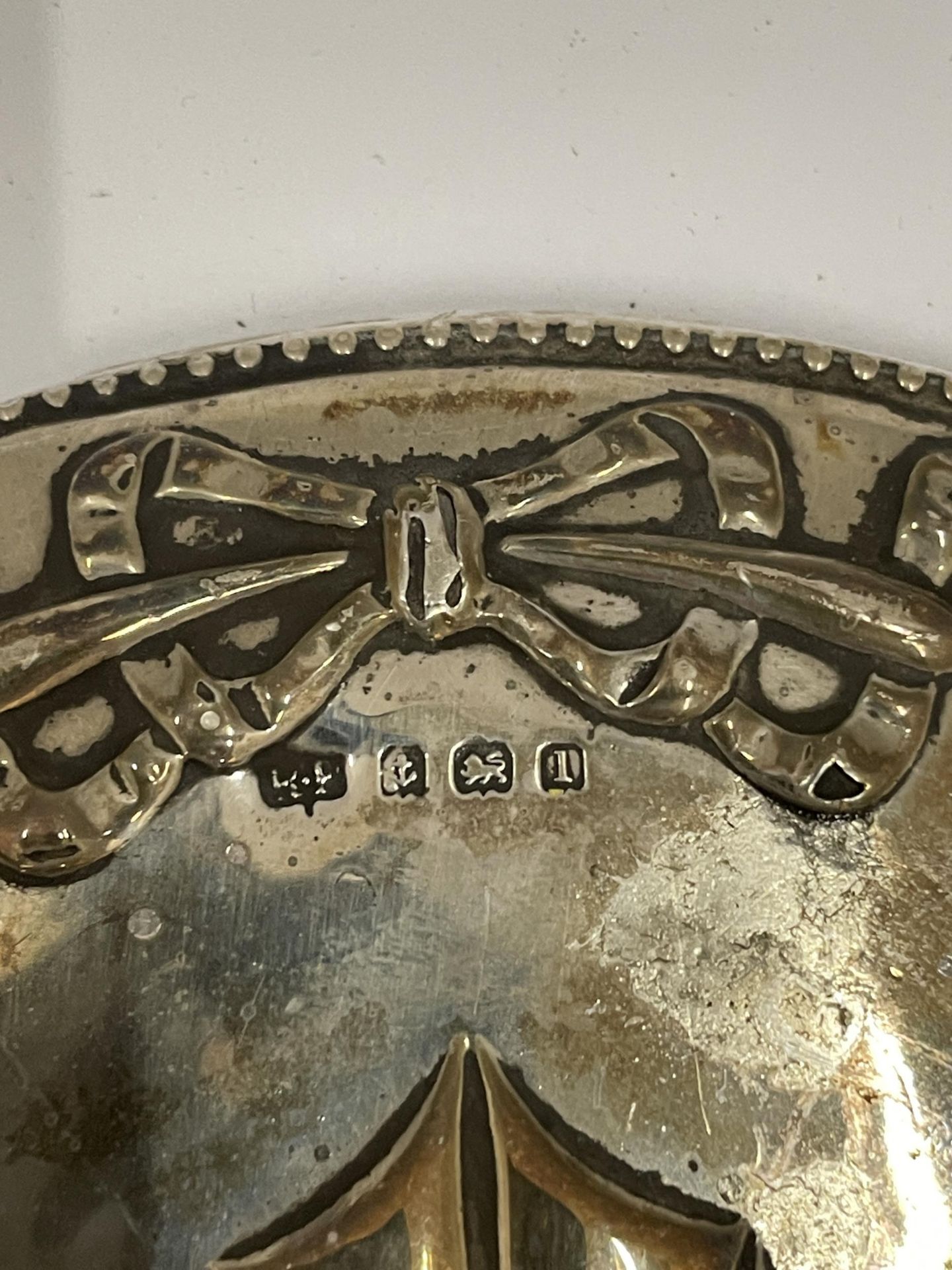 A PAIR OF EDWARDIAN SILVER DRESSING TABLE ITEMS - MIRROR AND BRUSH - Image 3 of 3