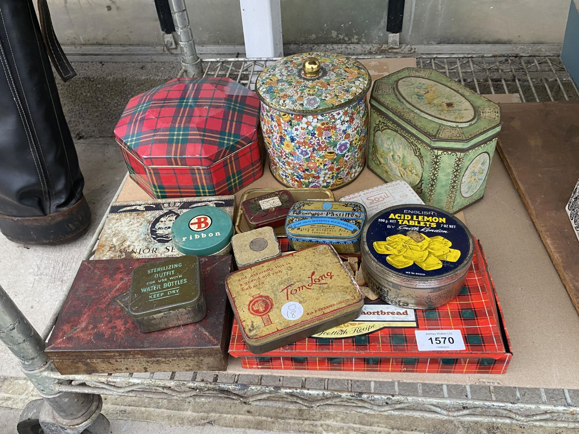 AN ASSORTMENT OF VARIOUS VINTAGE TINS