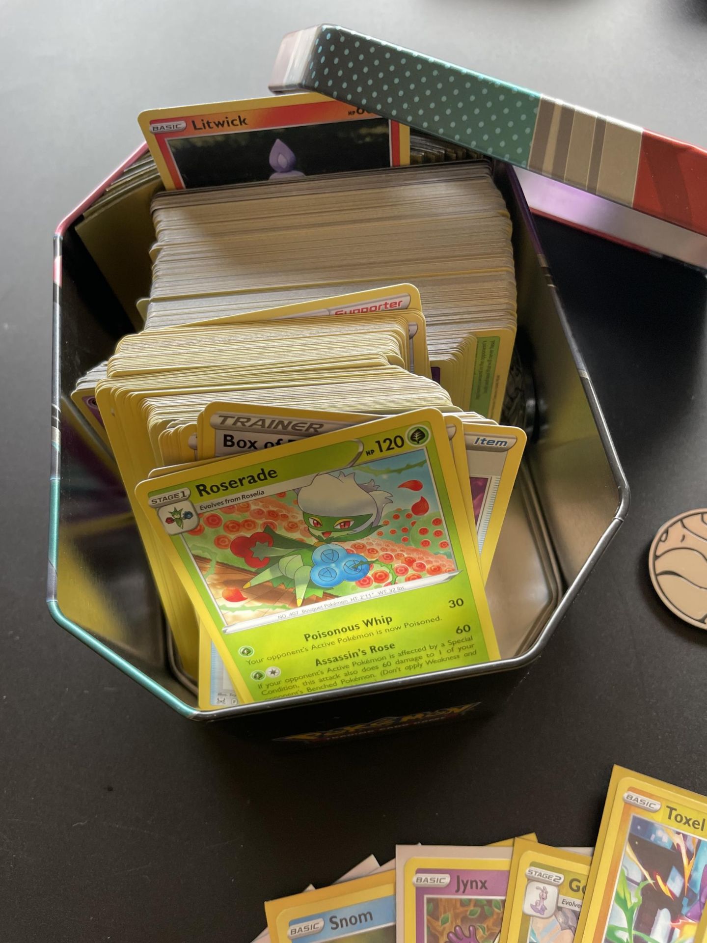 A TIN OF ASSORTED POKEMON CARDS, HOLOS, TOKENS ETC - Image 3 of 5