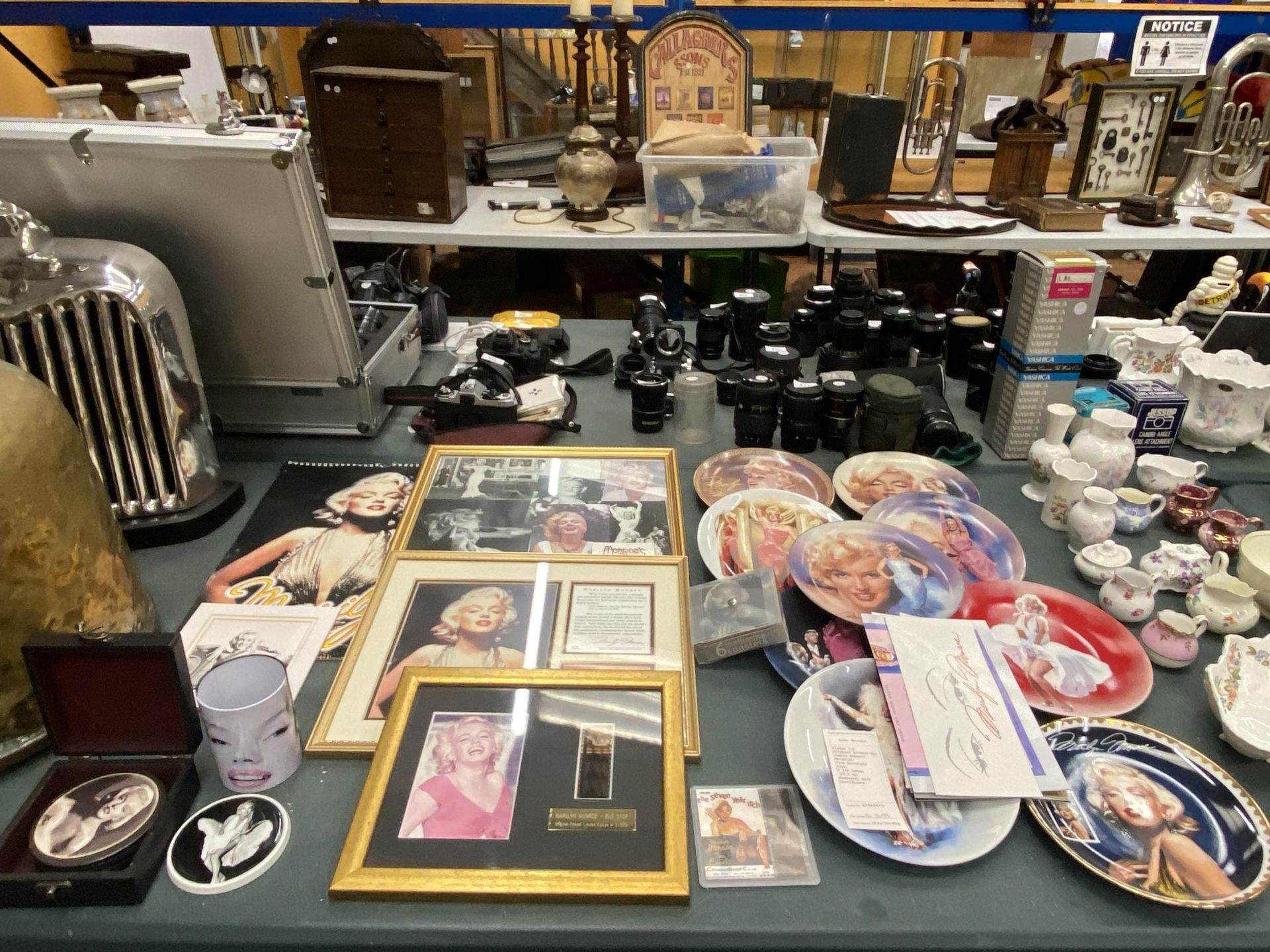 A LARGE COLLECTION OF MARILYN MONROE MEMORABILIA TO INCLUDE A FRAMED FILM CELL AND FRAMED PHOTO WITH