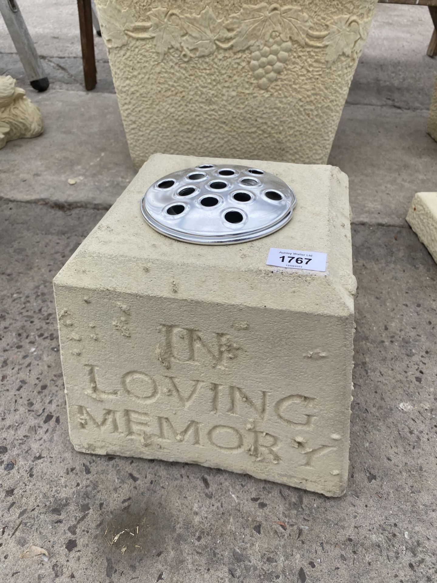 AN AS NEW EX DISPLAY CONCRETE LARGE IN LOVING MEMORY GRAVE POT *PLEASE NOTE VAT TO BE PAID ON THIS