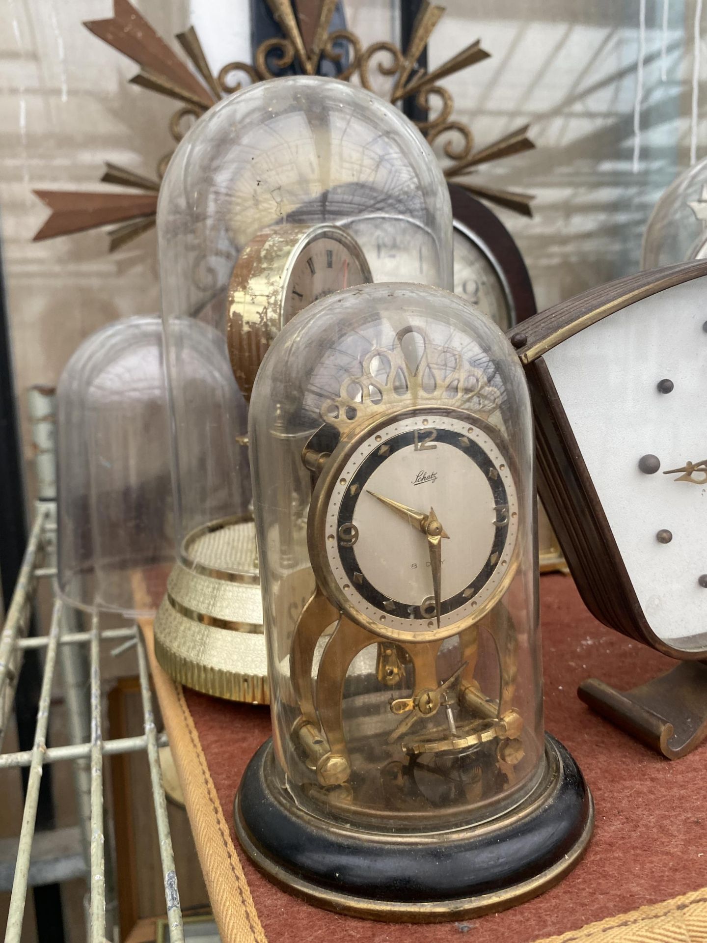 AN ASSORTMENT OF VARIOUS CLOCKS - Bild 3 aus 5