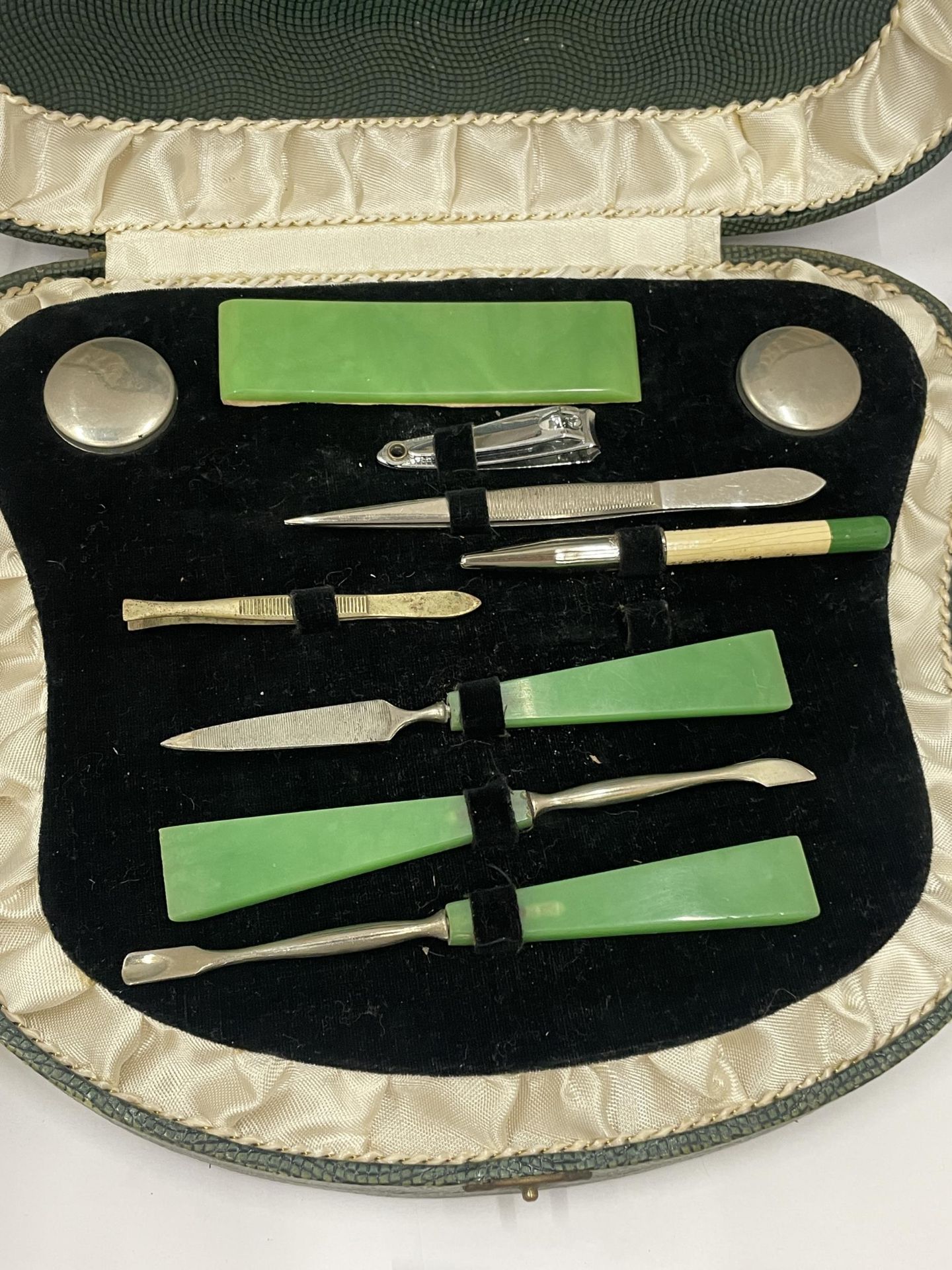 AN ART DECO CASED MANICURE SET WITH JADE STYLE HANDLES - Image 2 of 5