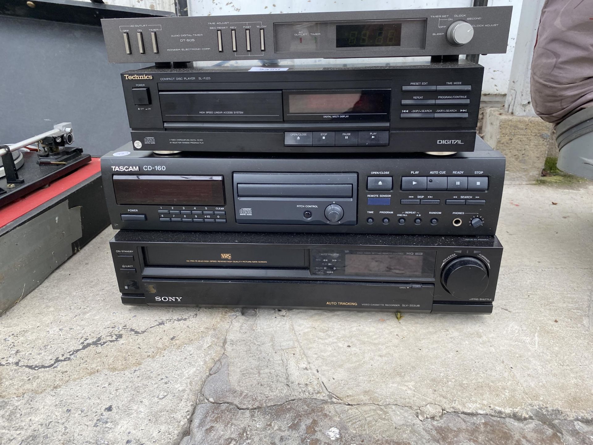AN ASSORTMENT OF ITEMS TO INCLUDE A SONY VHS PLAYER, A TASCAM CD-160 AND A TECHNICS CD PLAYER ETC - Bild 2 aus 2
