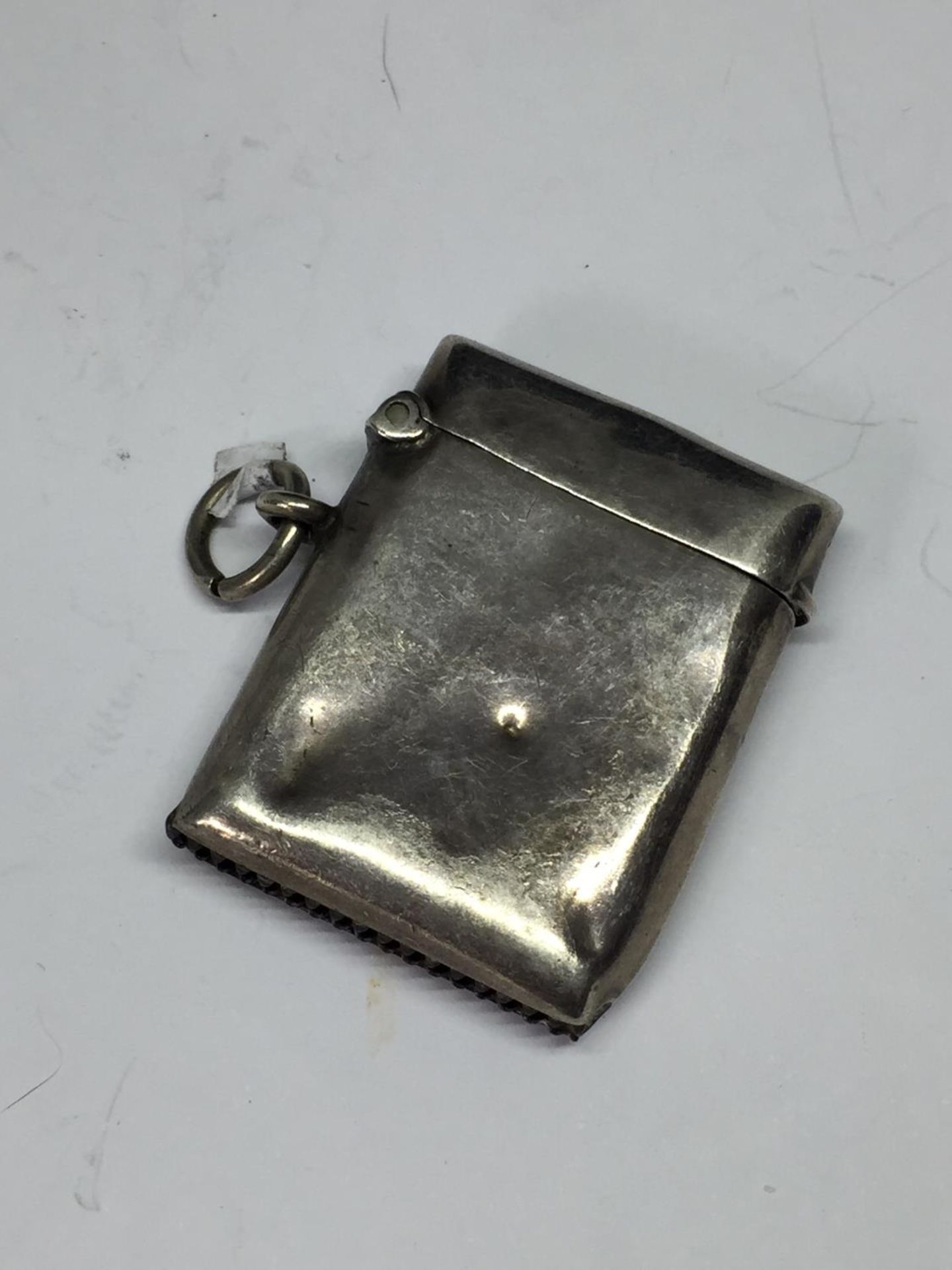 A HALLMARKED BIRMINGHAM SILVER VESTA CASE