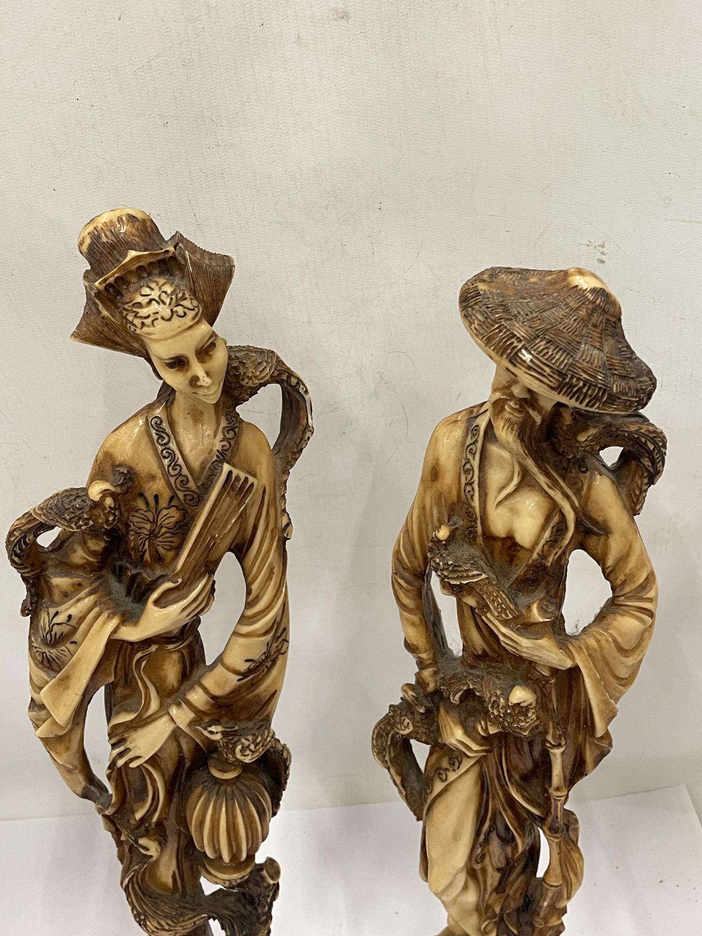 A LARGE PAIR OF ORIENTAL RESIN TALL FIGURES, HEIGHT 48CM - Image 2 of 5