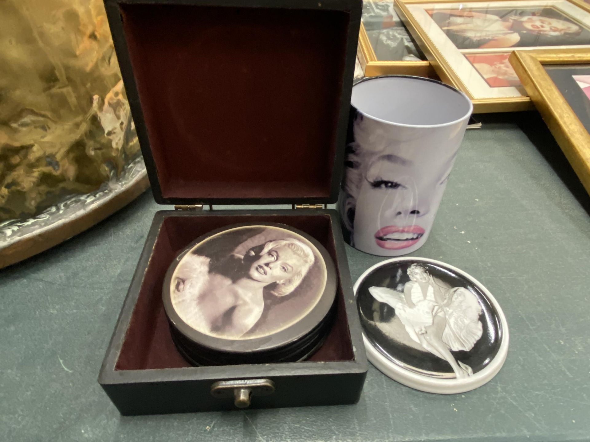 A LARGE COLLECTION OF MARILYN MONROE MEMORABILIA TO INCLUDE A FRAMED FILM CELL AND FRAMED PHOTO WITH - Bild 8 aus 13