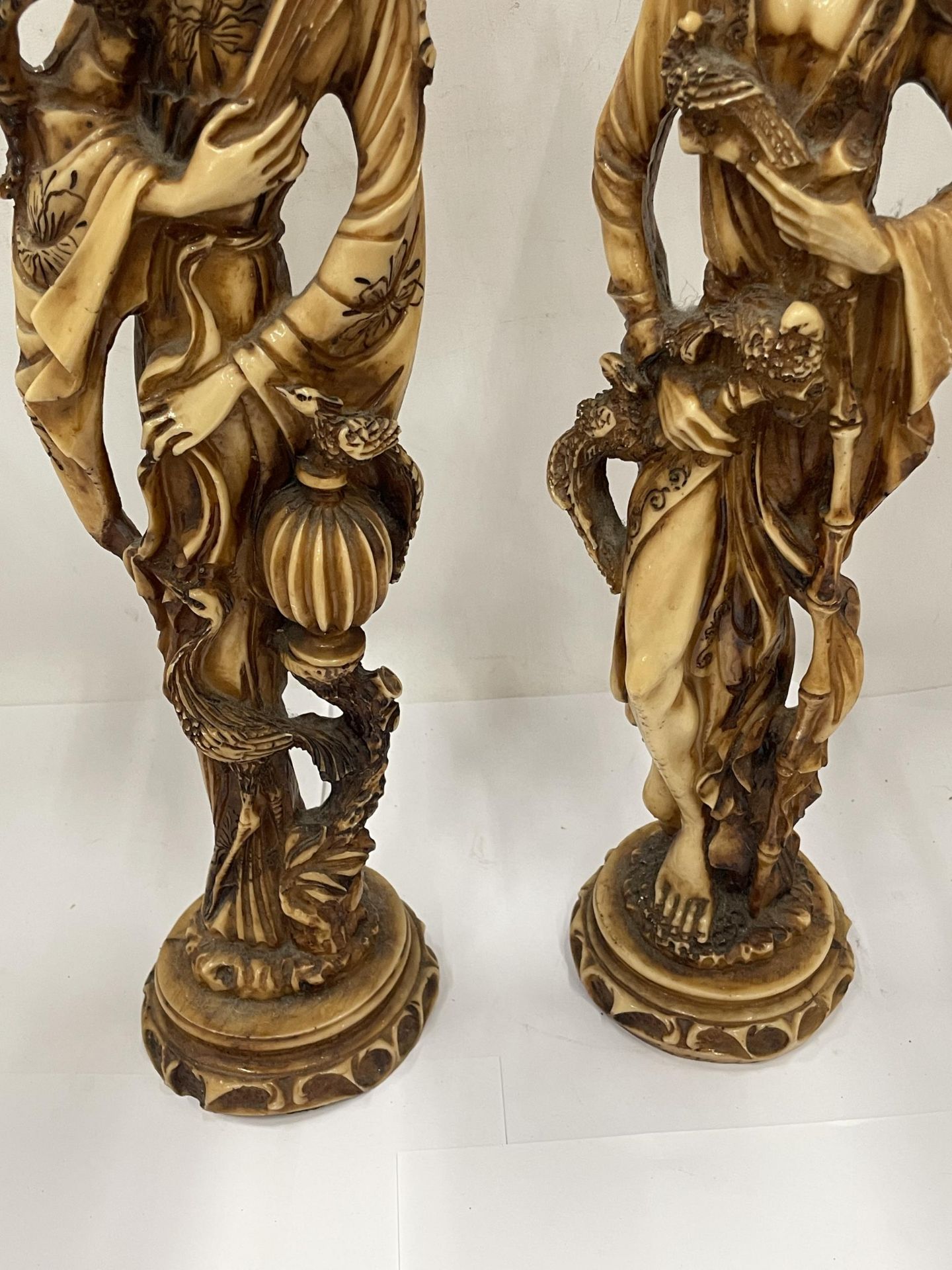 A LARGE PAIR OF ORIENTAL RESIN TALL FIGURES, HEIGHT 48CM - Image 3 of 5