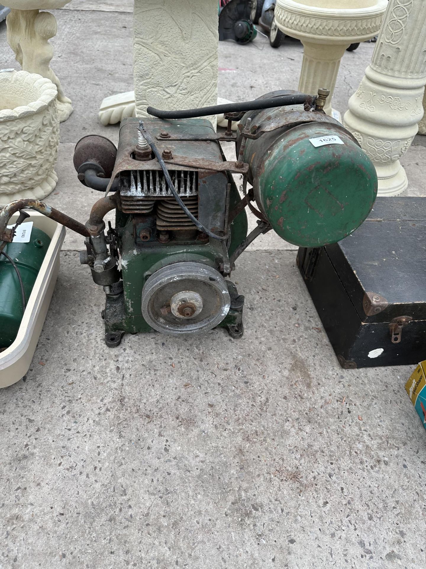 A VINTAGE VILLIERS TWO STROKE ENGINE