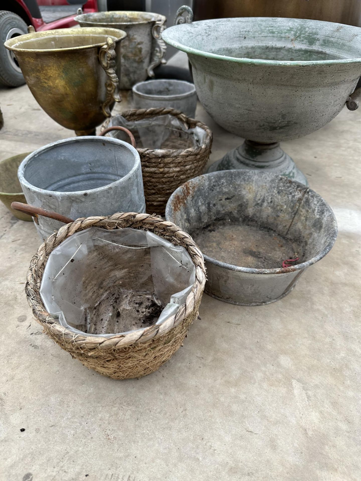 AN ASSORTMENT OF PLANTERS TO INCLUDE A CAST ALLOY URN ETC - Bild 2 aus 3