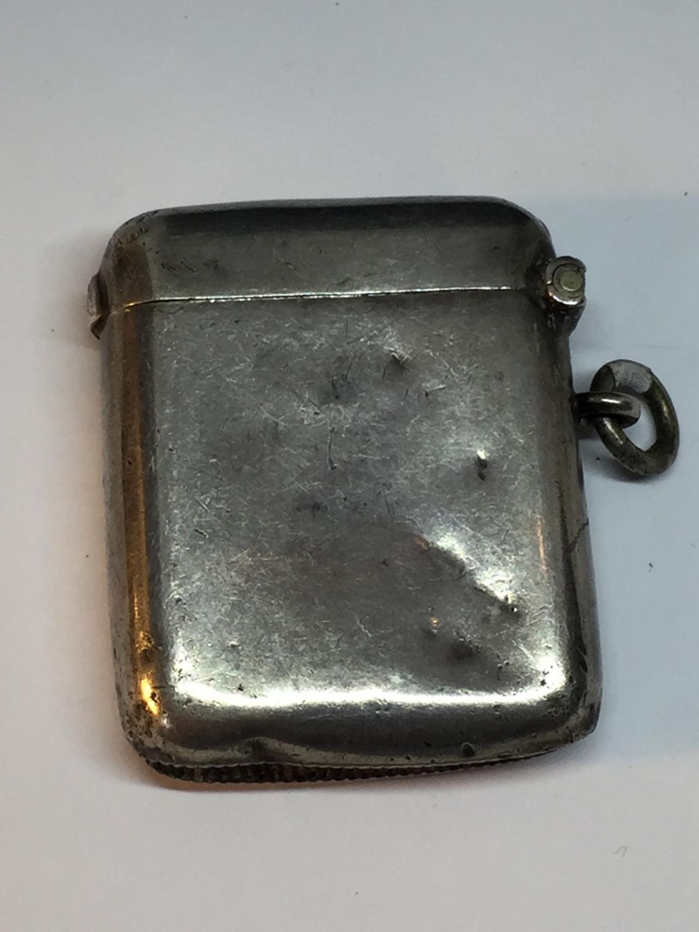 A HALLMARK CHESTER SILVER VESTA CASE - Image 2 of 3