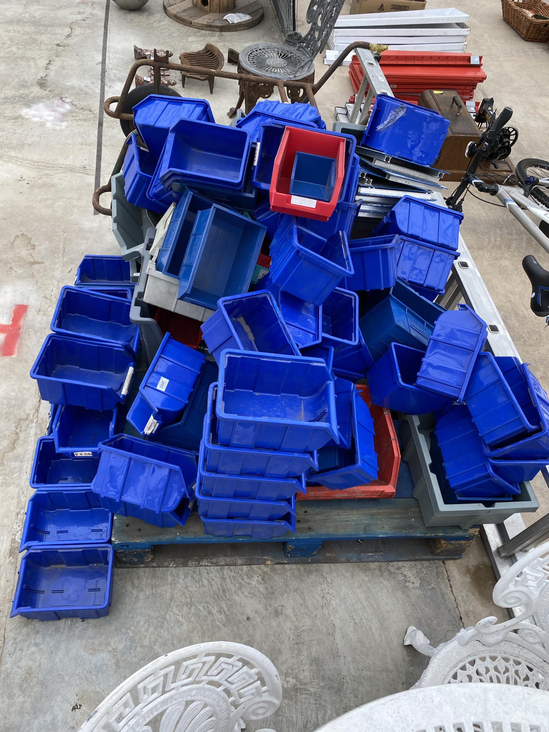 A VERY LARGE COLLECTION OF PLASTIC HARDWARE STORAGE LIN BINS - Image 2 of 3
