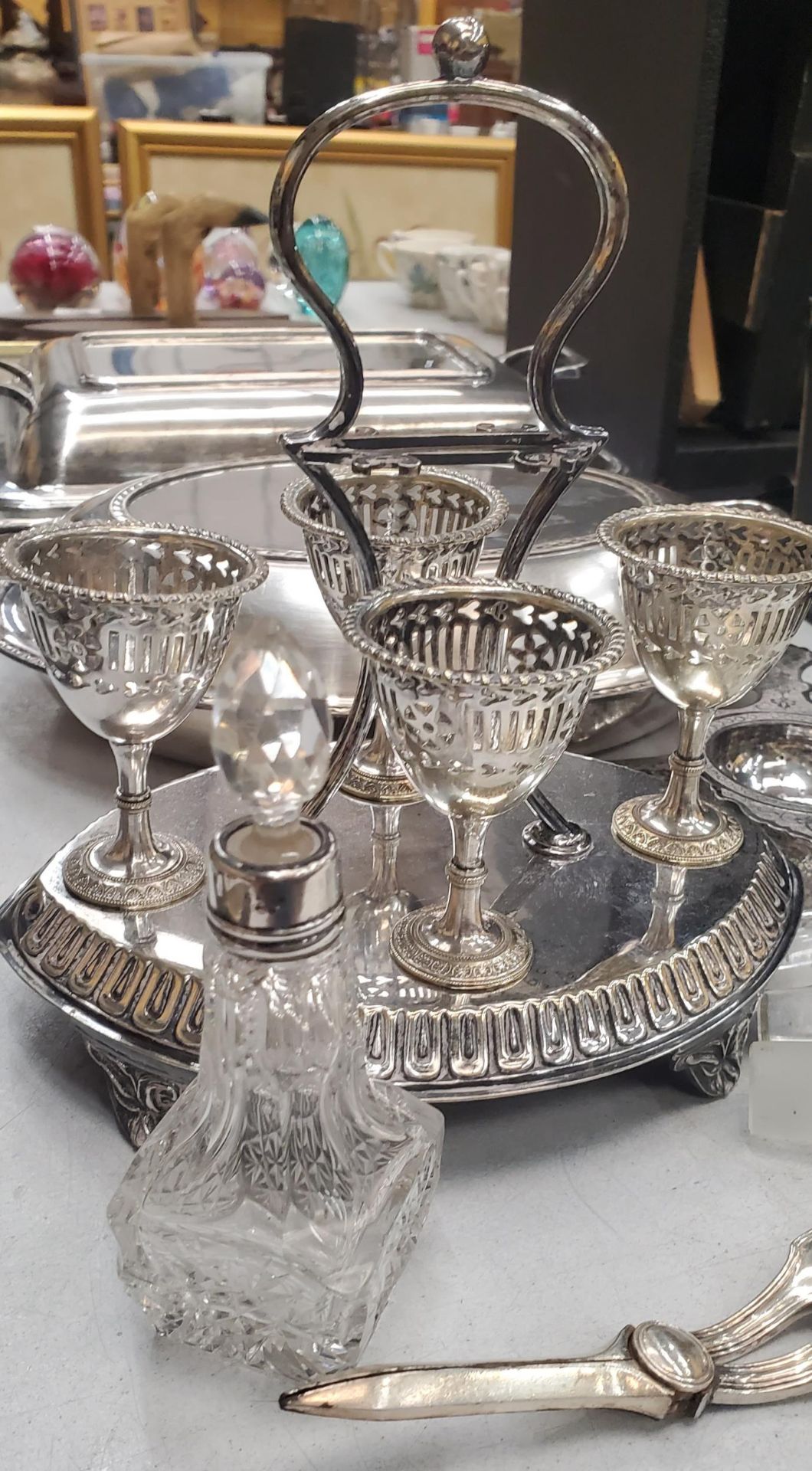 A COLLECTION OF VINTAGE SILVER PLATED ITEMS, TUREENS, EGG STAND ETC - Bild 2 aus 3