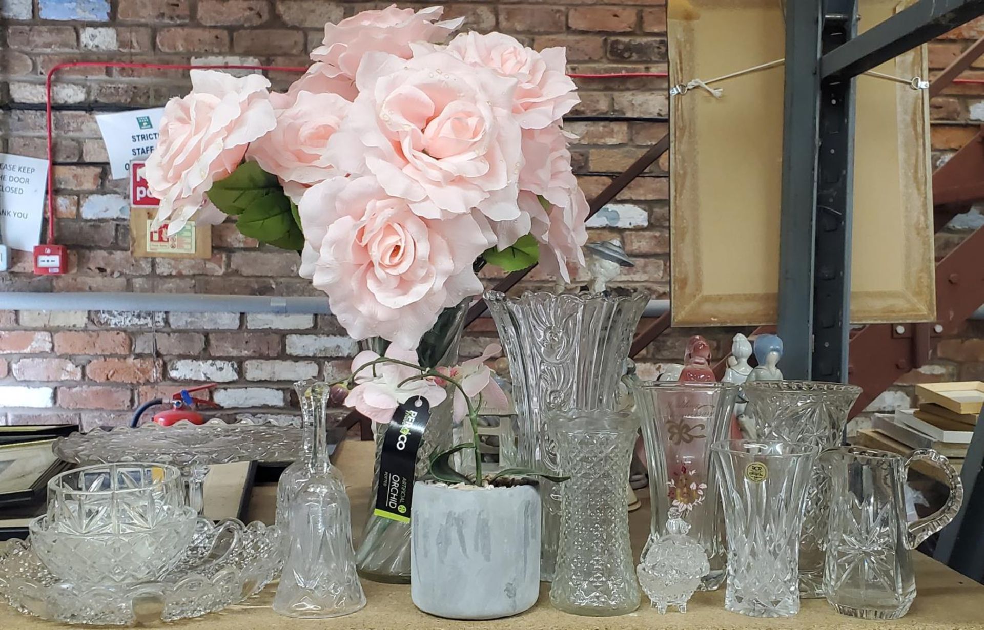 A QUANTITY OF GLASSWARE TO INCLUDE VASES, JUGS, BOWLS, A CAKE STAND, ETC PLUS ARTIFICIAL FLOWERS