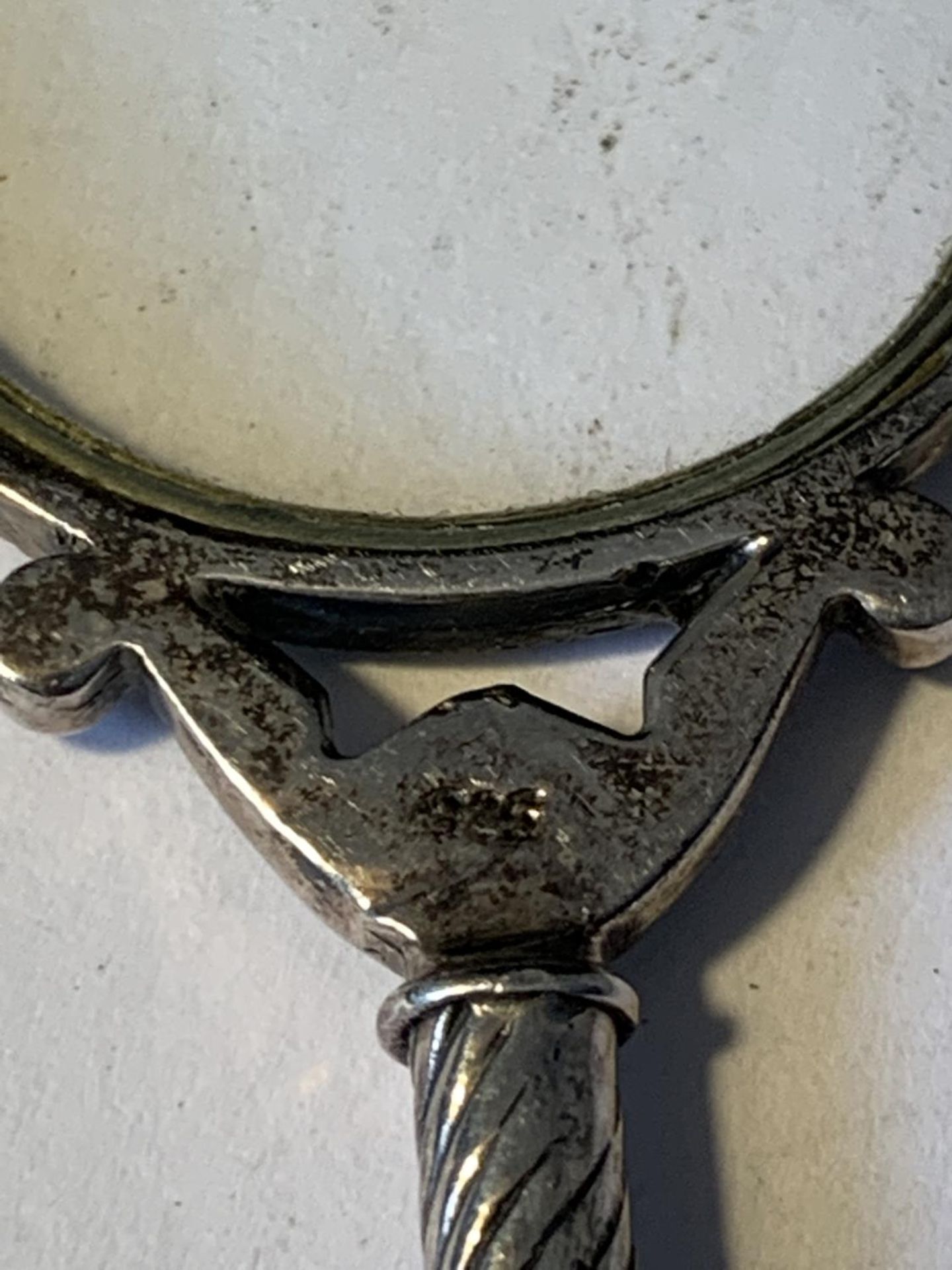 A MARKED 925 SILVER DECORATIVE MAGNIFYING GLASS - Image 4 of 4