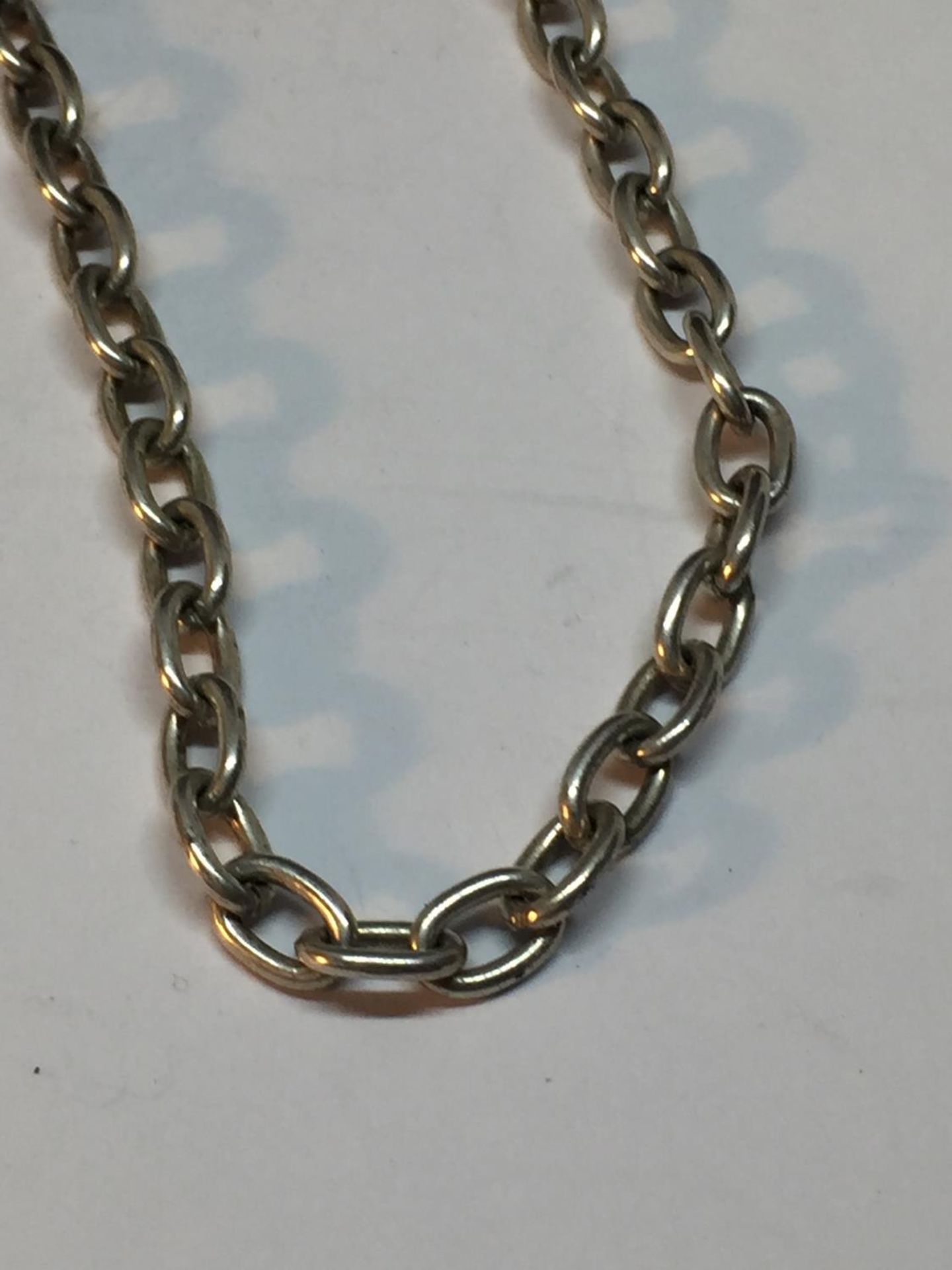 A SILVER T BAR NECKLACE - Bild 2 aus 3