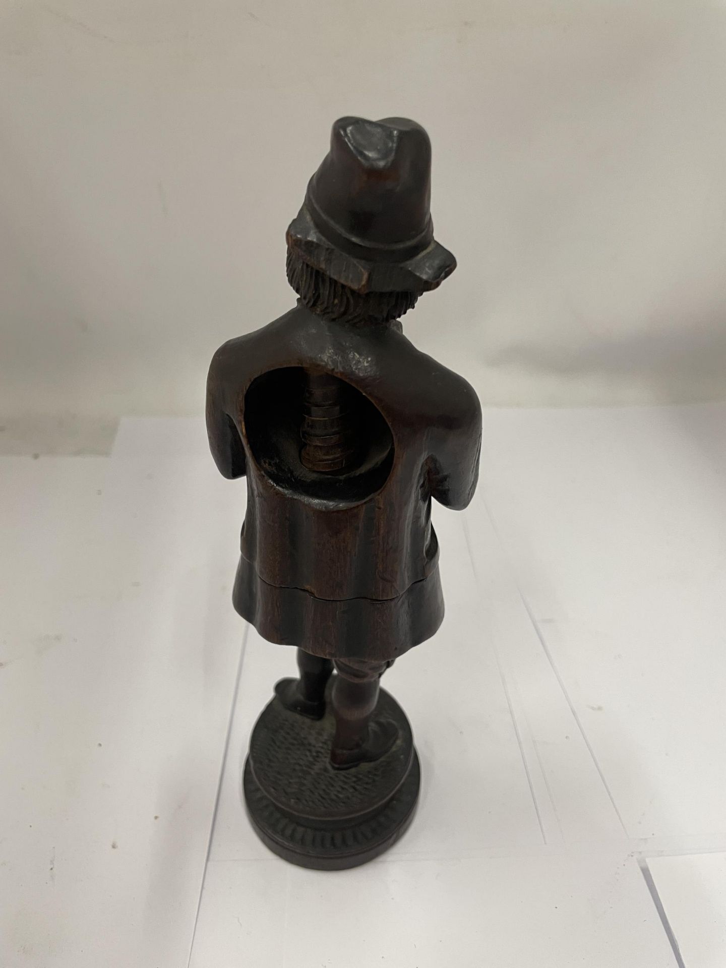 A 19TH CENTURY WOODEN FIGURAL NUTCRACKER FIGURE - Image 2 of 4