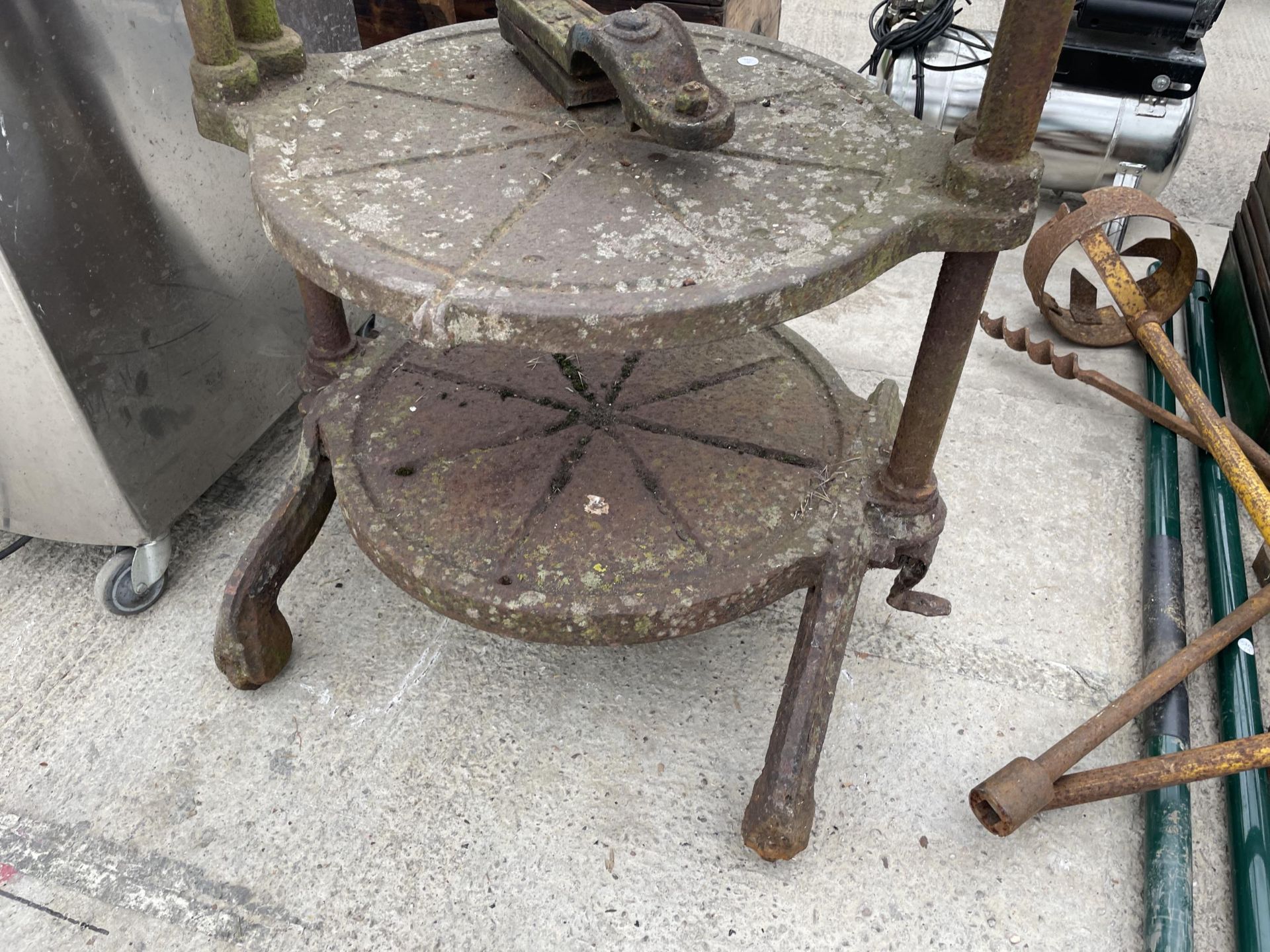 A VINTAGE HEAVY CAST IRON SMITH & CO WHITCHURCH TWO TIER CHEESE PRESS (H:195CM) - Image 4 of 5