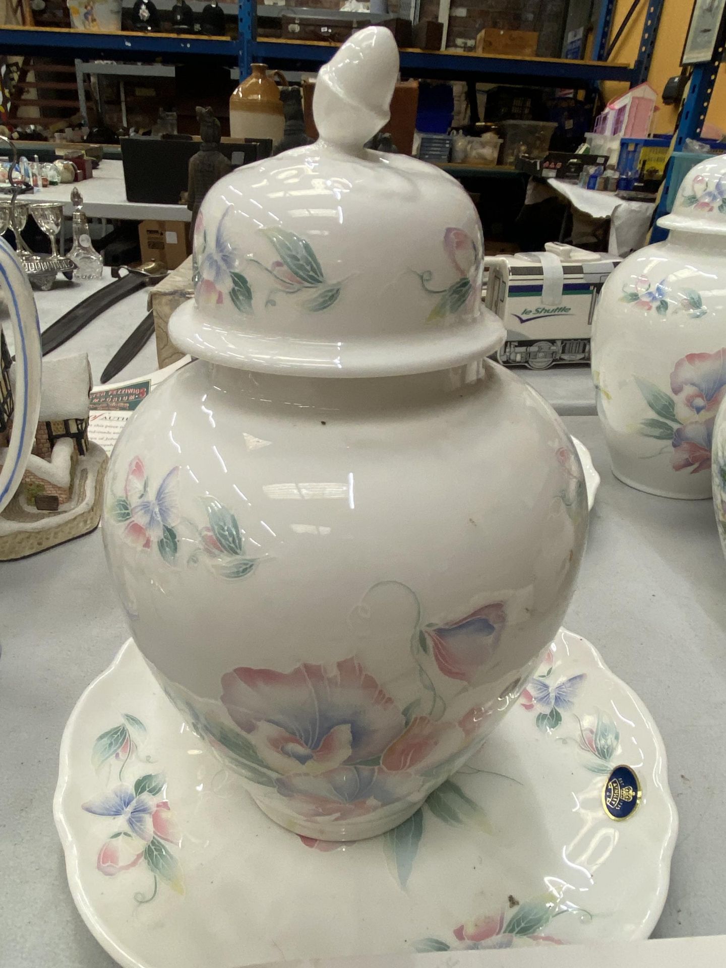 A QUANTITY OF CHINA ITEMS TO INCLUDE A RETRO FENTON COFFEE POT, AYNSLEY LIDDED POTS, A PLANTER, - Image 9 of 9