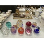 A COLLECTION OF GLASS PAPERWEIGHTS TO INCLUDE CAITHNESS - 10 IN TOTAL