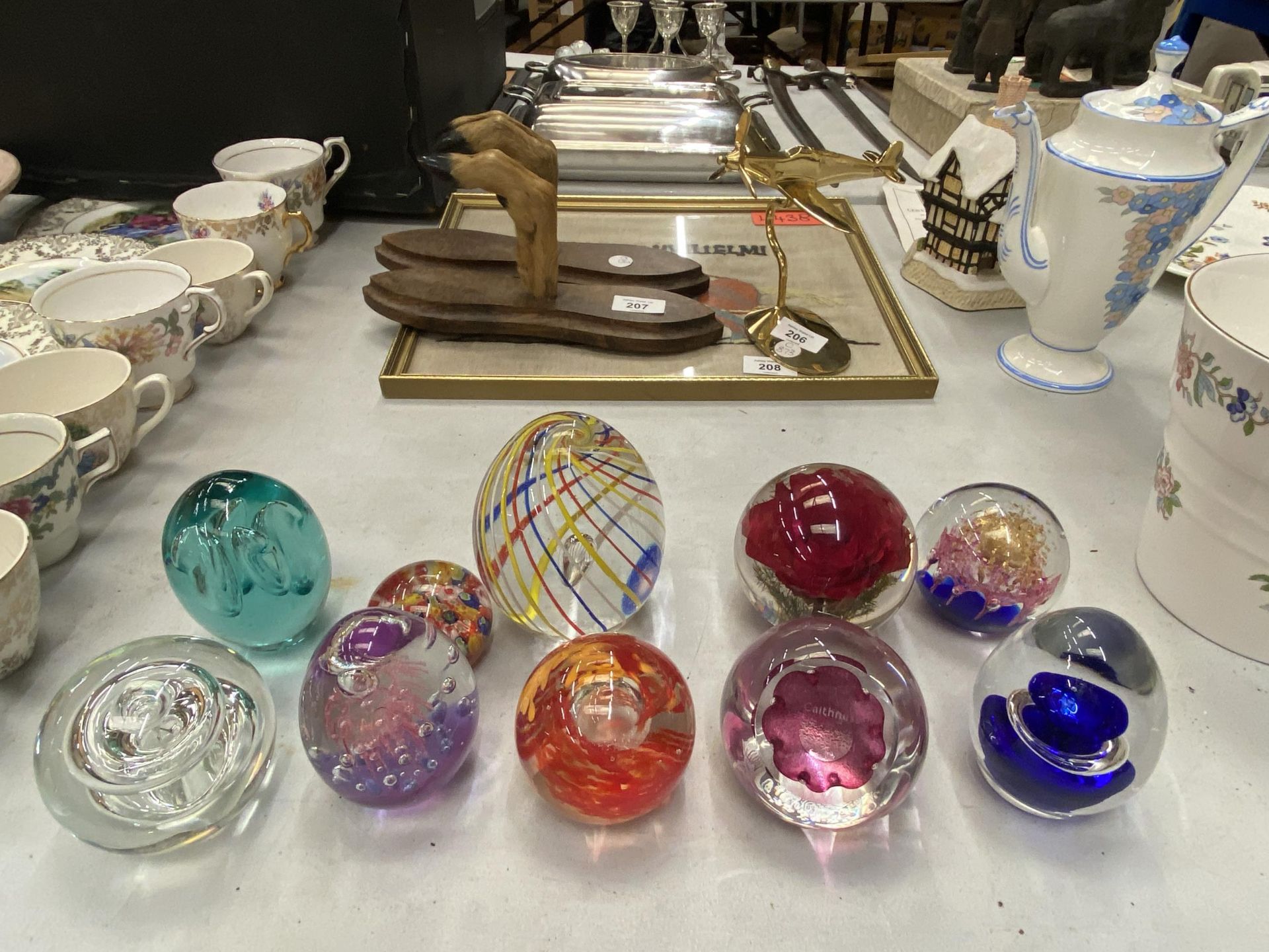 A COLLECTION OF GLASS PAPERWEIGHTS TO INCLUDE CAITHNESS - 10 IN TOTAL