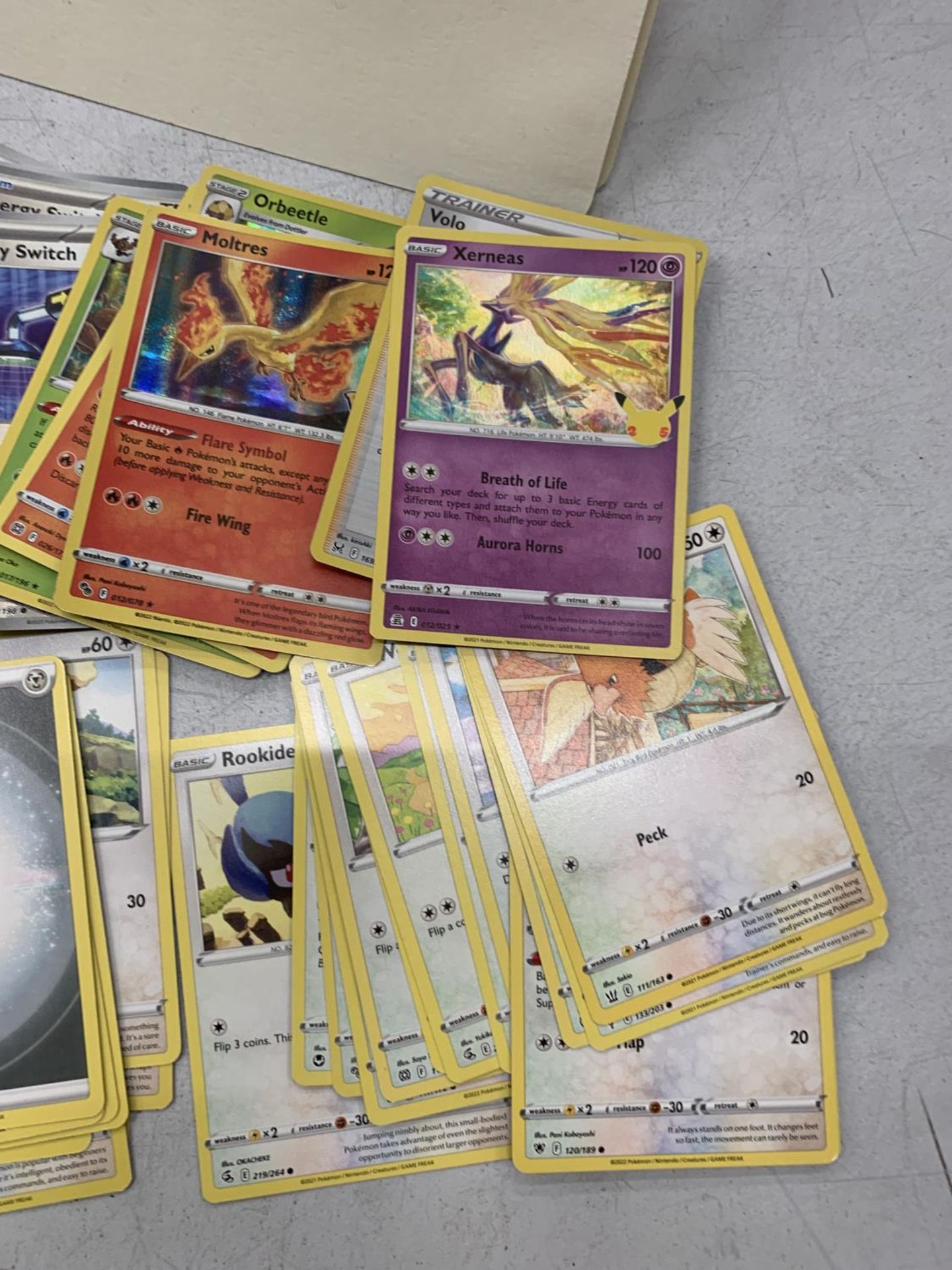 A POKEMON POKE BALL TIN OF ASSORTED CARDS, RARES, HOLOS, RARE HOLO TRAINERS ETC - Image 5 of 5