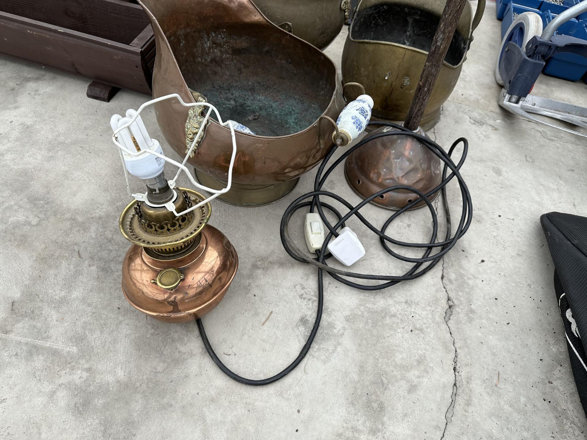 TWO BRASS COAL BUCKETS, A COPPER COAL BUCKET, A LAMP AND A COPPER POSSER - Bild 3 aus 3