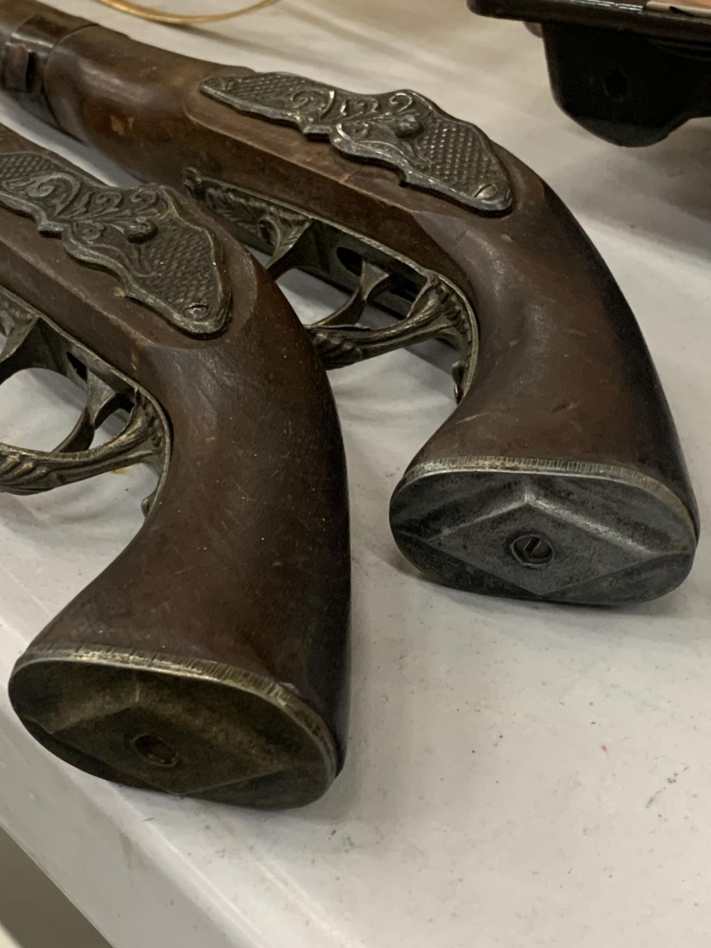 A PAIR OF VINTAGE STYLE ORNAMENTAL PISTOLS - Image 3 of 4