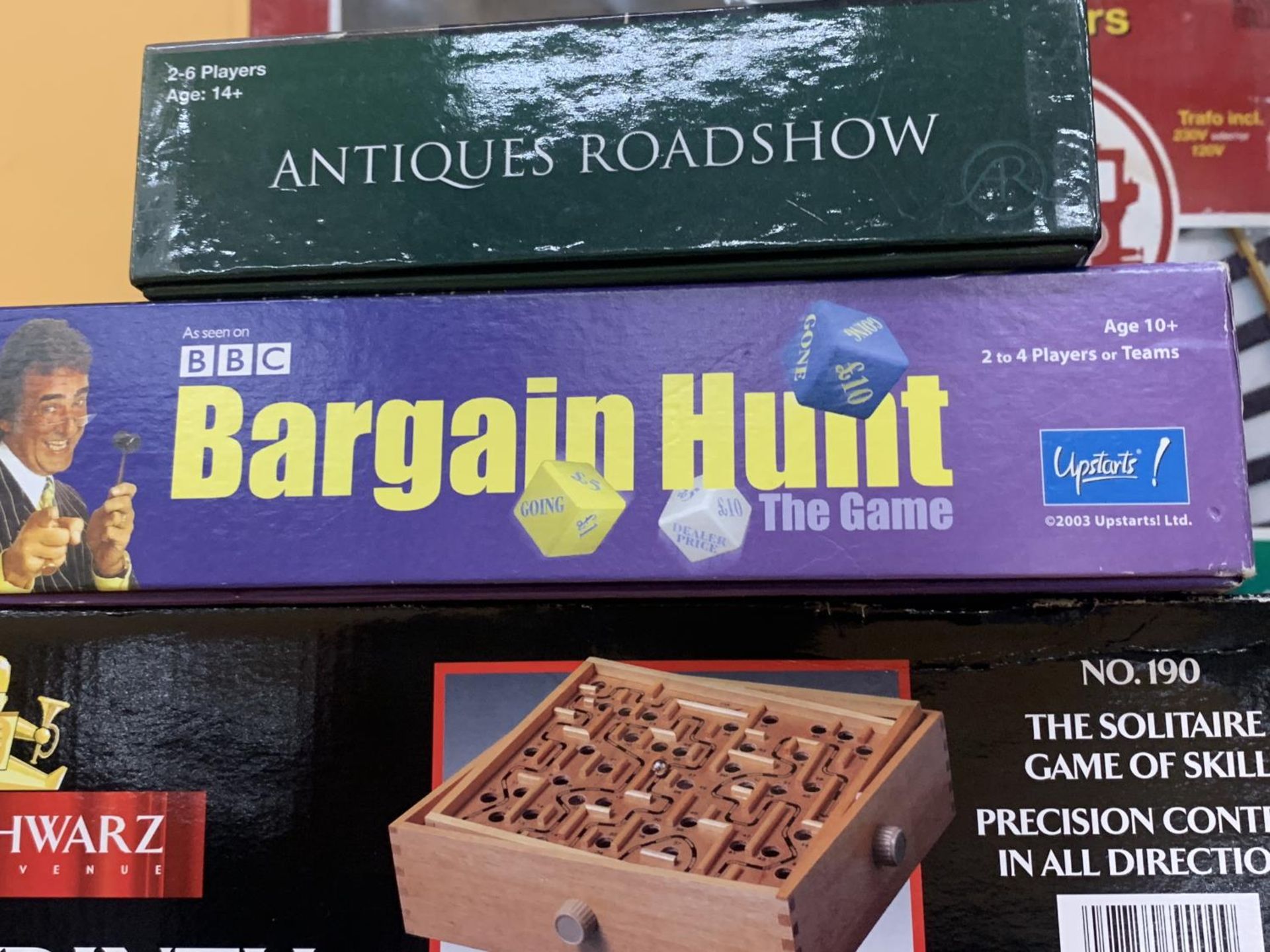 A QUANTITY OF BOARD GAMES TO INCLUDE BARGAIN HUNT, ANTIQUES ROADSHAW, JUNIOR WHO WANTS TO BE A - Bild 2 aus 3