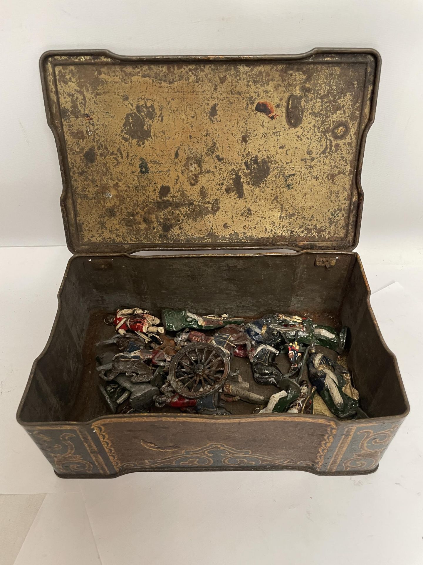 A BOX CONTAINING LEAD AND METAL SOLDIERS ON FOOT AND MOUNTED