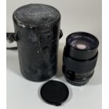 A VINTAGE YASHICA YASHINON ML 135MM 1:2.8 C CAMERA LENS IN CASE