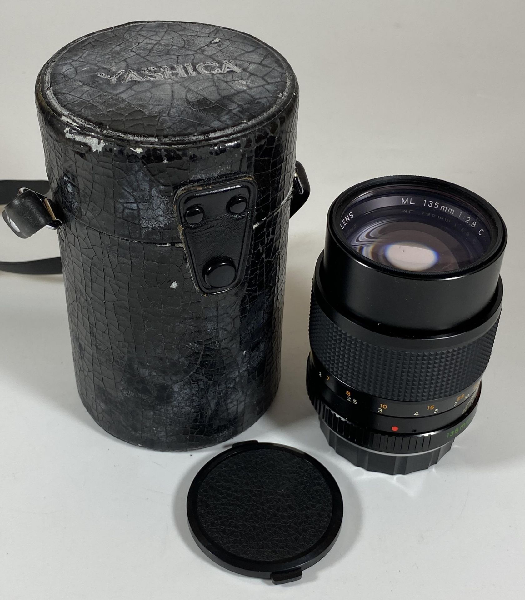A VINTAGE YASHICA YASHINON ML 135MM 1:2.8 C CAMERA LENS IN CASE