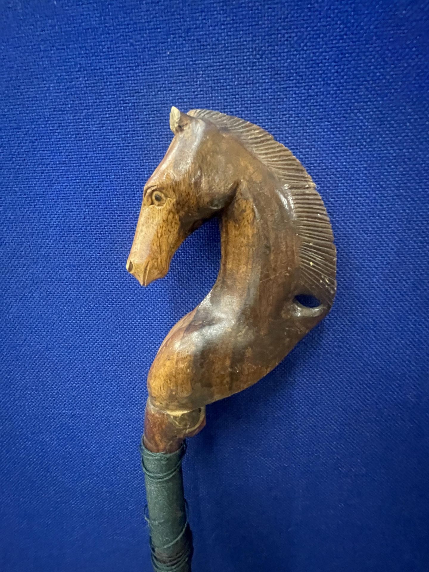 A VINTAGE WALKING/THUMB STICK WITH HORSE HEAD DESIGN - Image 2 of 4