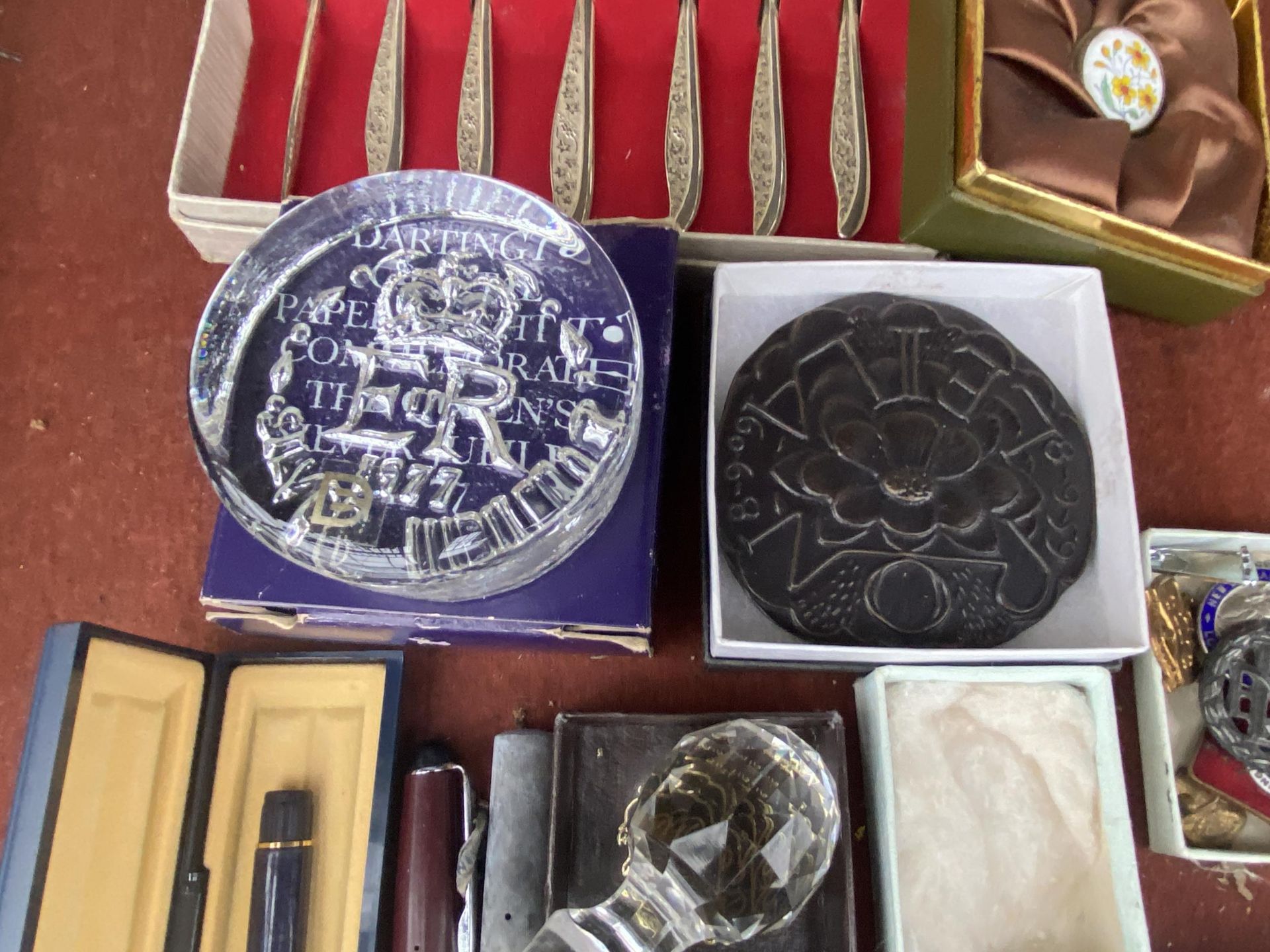 AN ASSORTMENT OF VINTAGE ITEMS TO INCLUDE HALLMARKED SILVER BADGES, A WATERMAN FOUNTAIN PEN AND A - Bild 3 aus 4