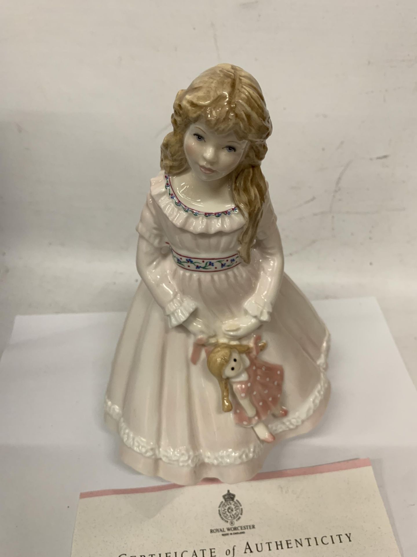 A ROYAL WORCESTER 'I DREAM' LIMITED EDITION FIGURE WITH CERTIFICATE - Bild 2 aus 5