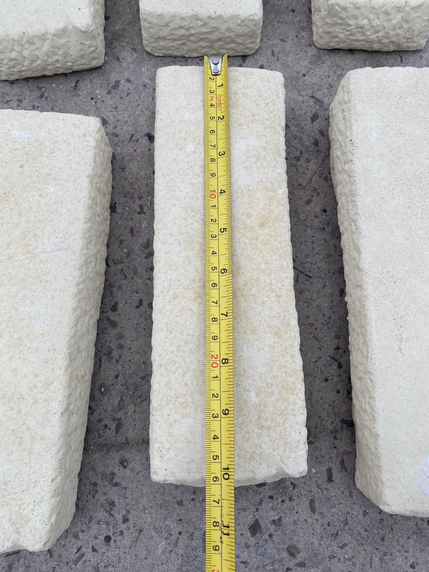 AN AS NEW EX DISPLAY CONCRETE SET OF SIX EDGING BLOCKS *PLEASE NOTE VAT TO BE PAID ON THIS ITEM* - Bild 2 aus 4